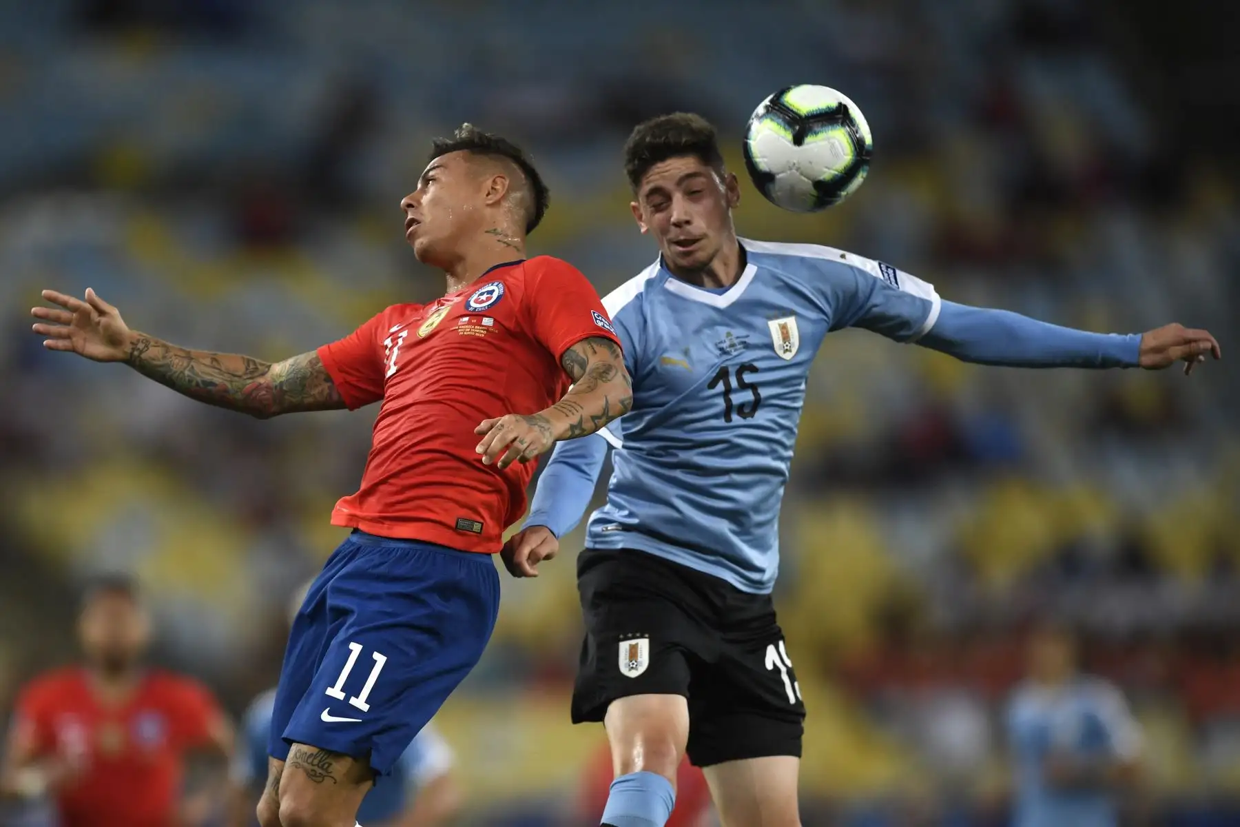 Federico Valverde, de Uruguay, compite por el balón con Eduardo Vargas de Chile durante el partido de torneo de fútbol de la Copa América en el estadio Maracana en Río de Janeiro, Brasil. Foto:AFP
