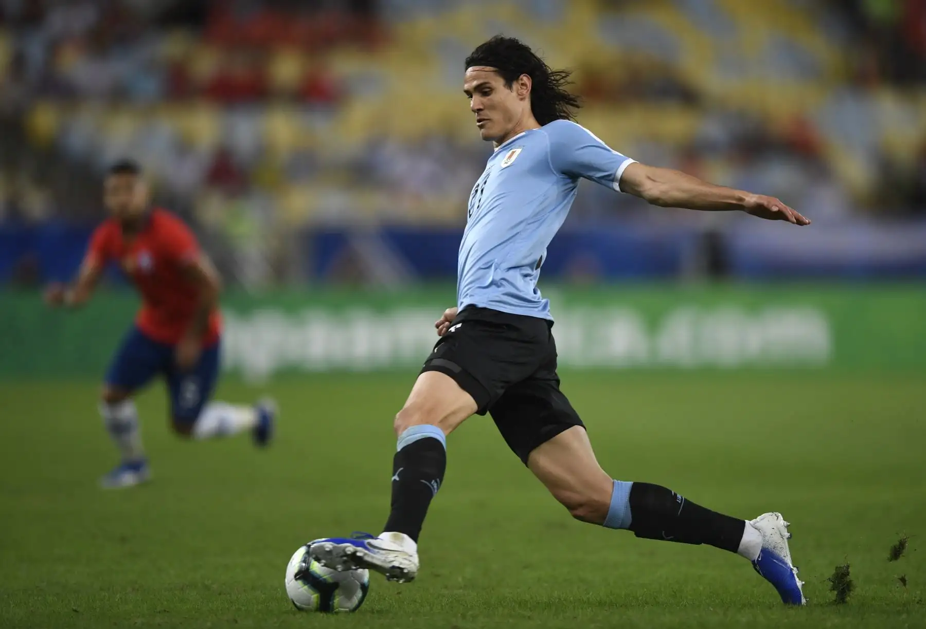 El uruguayo Edinson Cavani conduce el balón durante el partido de la Copa América del torneo de fútbol contra Chile en el Estadio Maracaná de Río de Janeiro, Brasil.Foto:AFP