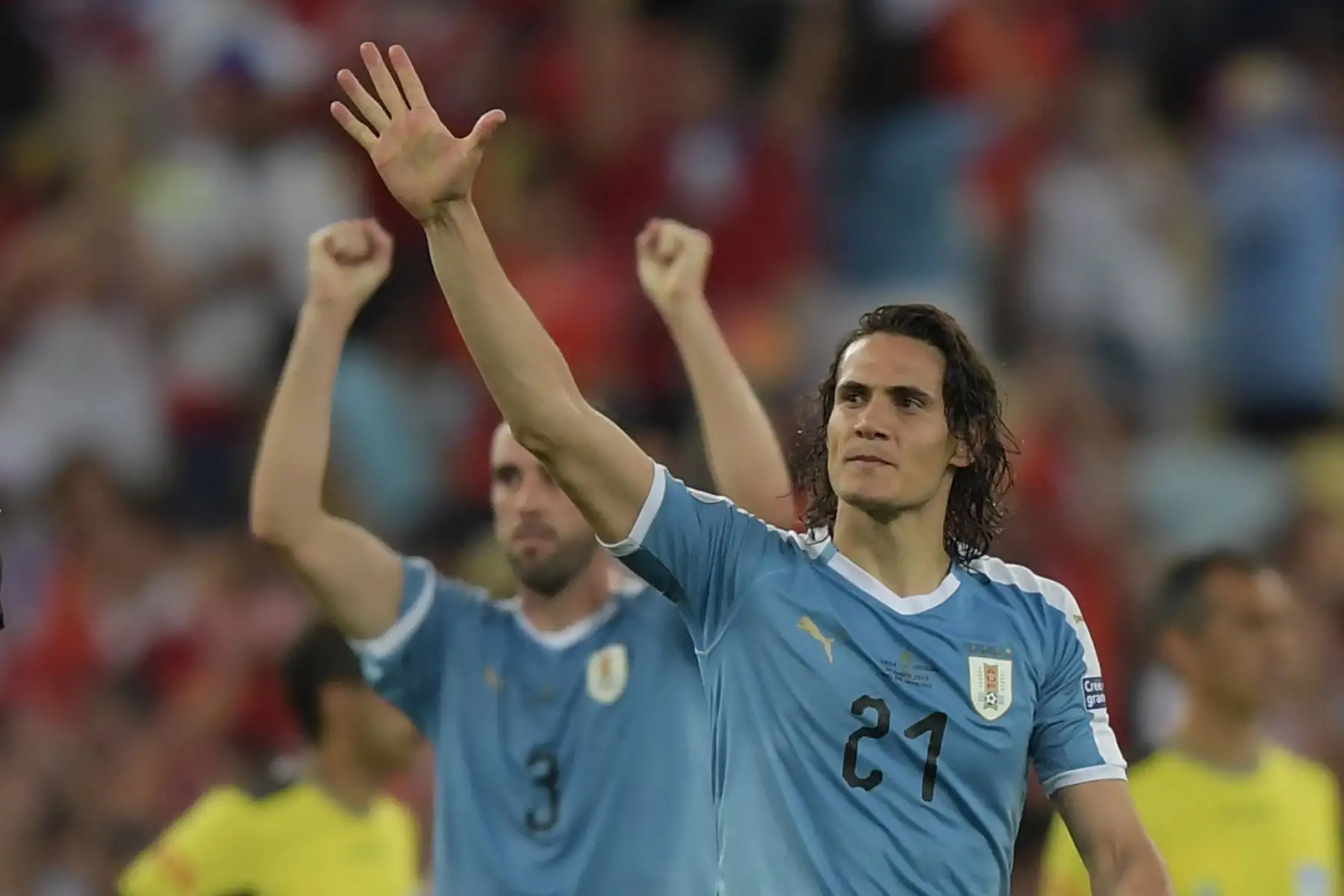 El uruguayo Edinson Cavani reconoce a la multitud después de derrotar a Chile 1-0 con su cabezazo en su partido de torneo de fútbol de la Copa América en el estadio Maracana en Río de Janeiro, Brasil.Foto:AFP