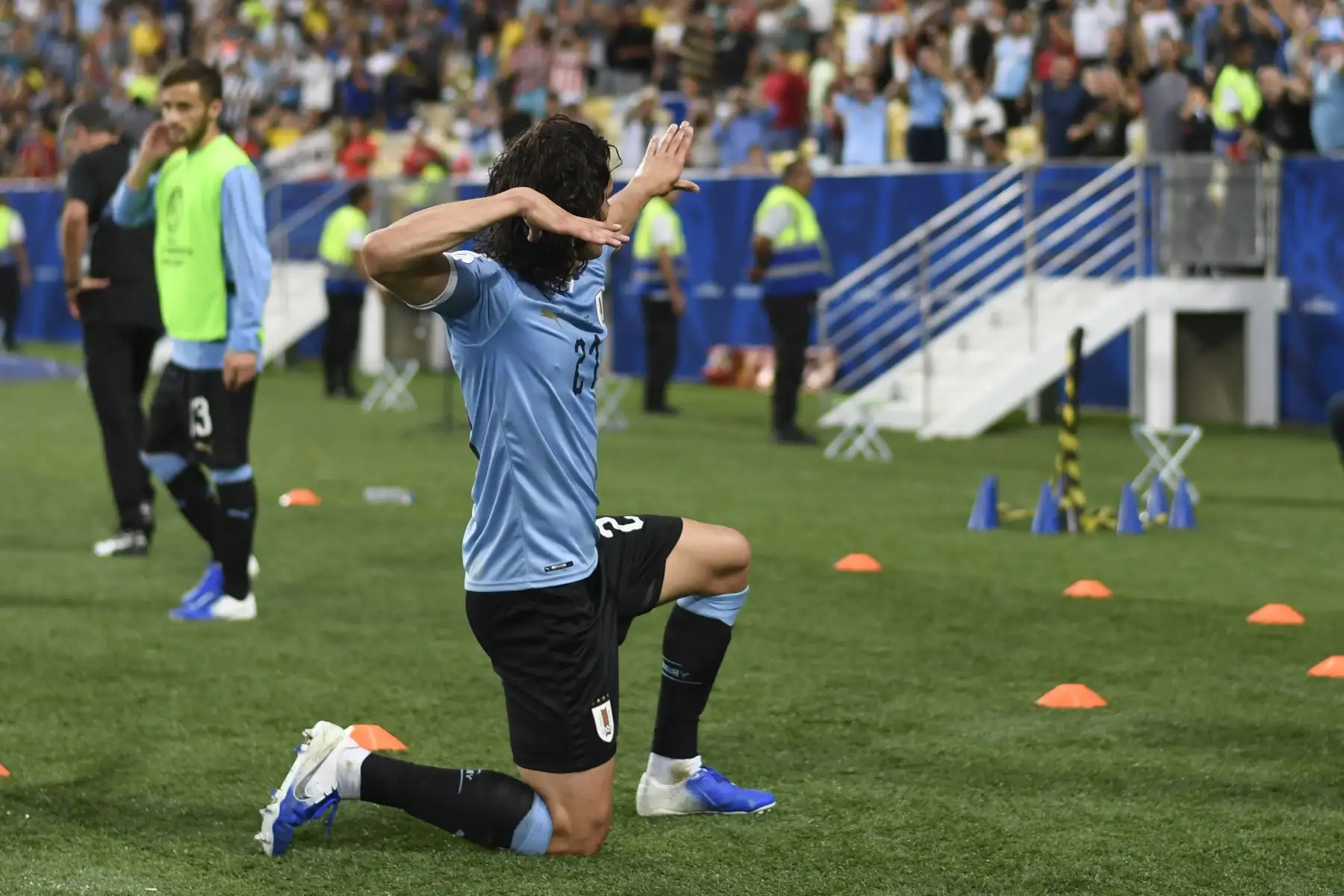 El uruguayo Edinson Cavani reconoce a la multitud después de derrotar a Chile 1-0 con su cabezazo en su partido de torneo de fútbol de la Copa América en el estadio Maracana en Río de Janeiro, Brasil.Foto:AFP