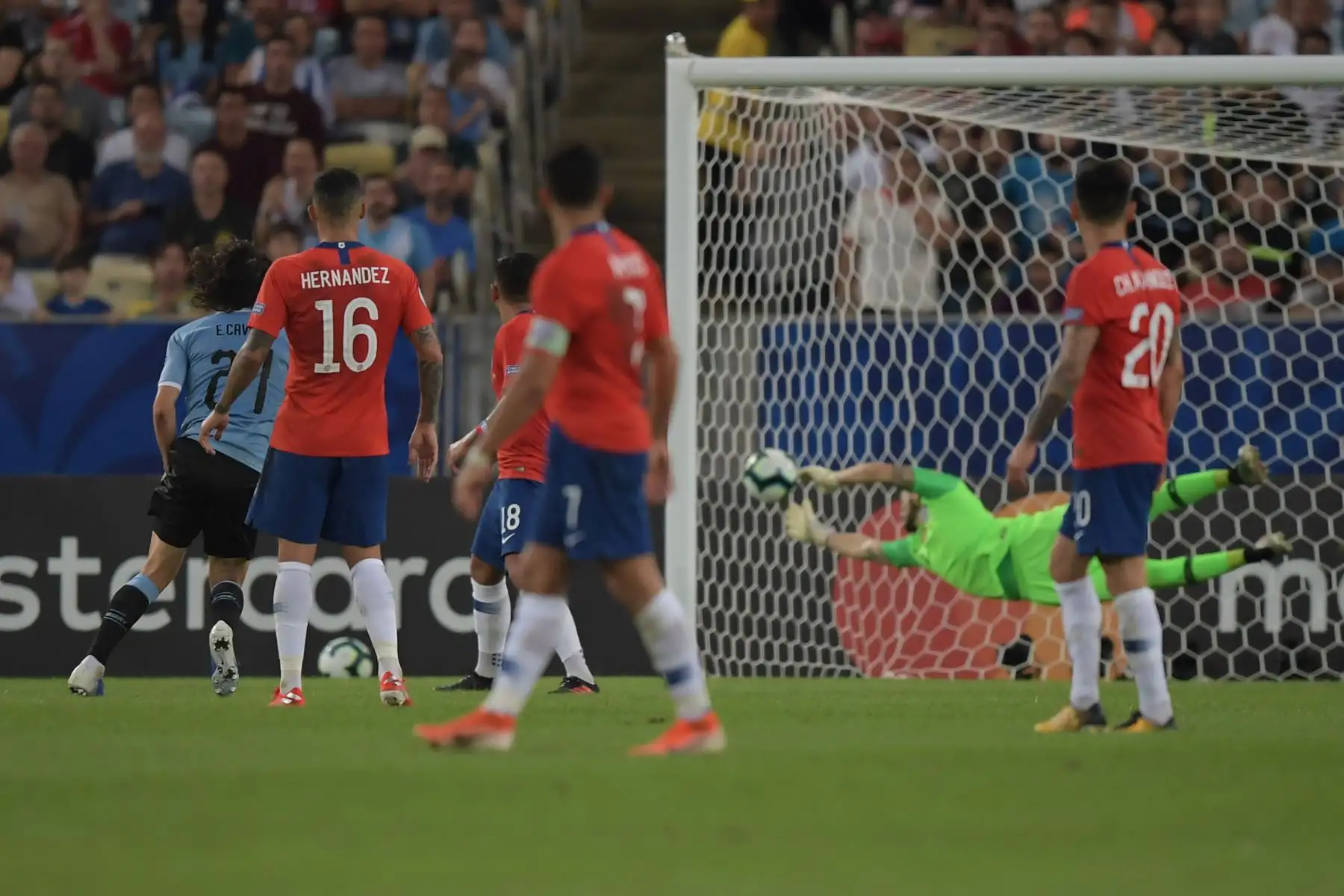 Edinson Cavani (L), de Uruguay, supera al portero de Chile Gabriel Arias durante su partido de torneo de fútbol de la Copa América en el estadio Maracana en Río de Janeiro, Brasil. Foto:AFP