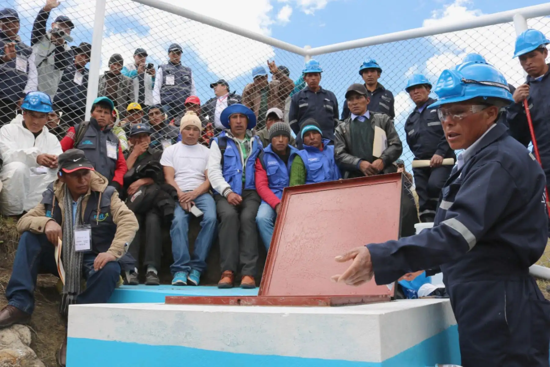El PNSR promueve la estrategia para incrementar el porcentaje de hogares rurales con acceso a agua clorada en las regiones de Cusco, Puno y Piura.