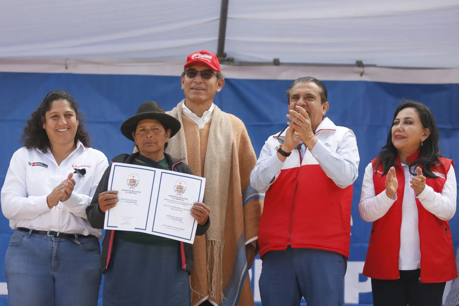 Jefe de Estado Martin Vizcarra presidió ceremonia de entrega de títulos de propiedad rural en la región La Libertad con motivo del Día del Campesino.Foto: ANDINA/Prensa Presidencia
