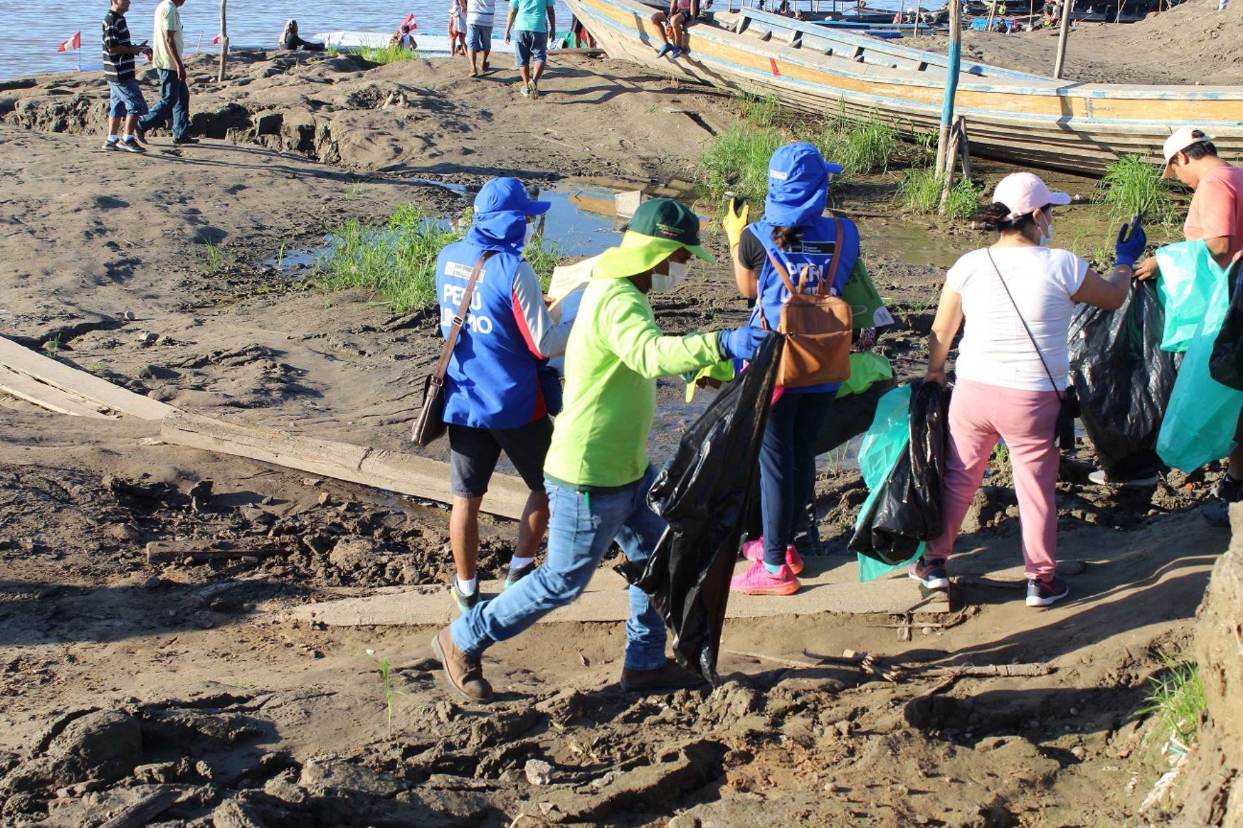 Voluntarios recogen mÃ¡s de 5 toneladas de residuos sÃ³lidos de laguna Yarinacocha, en Pucallpa.