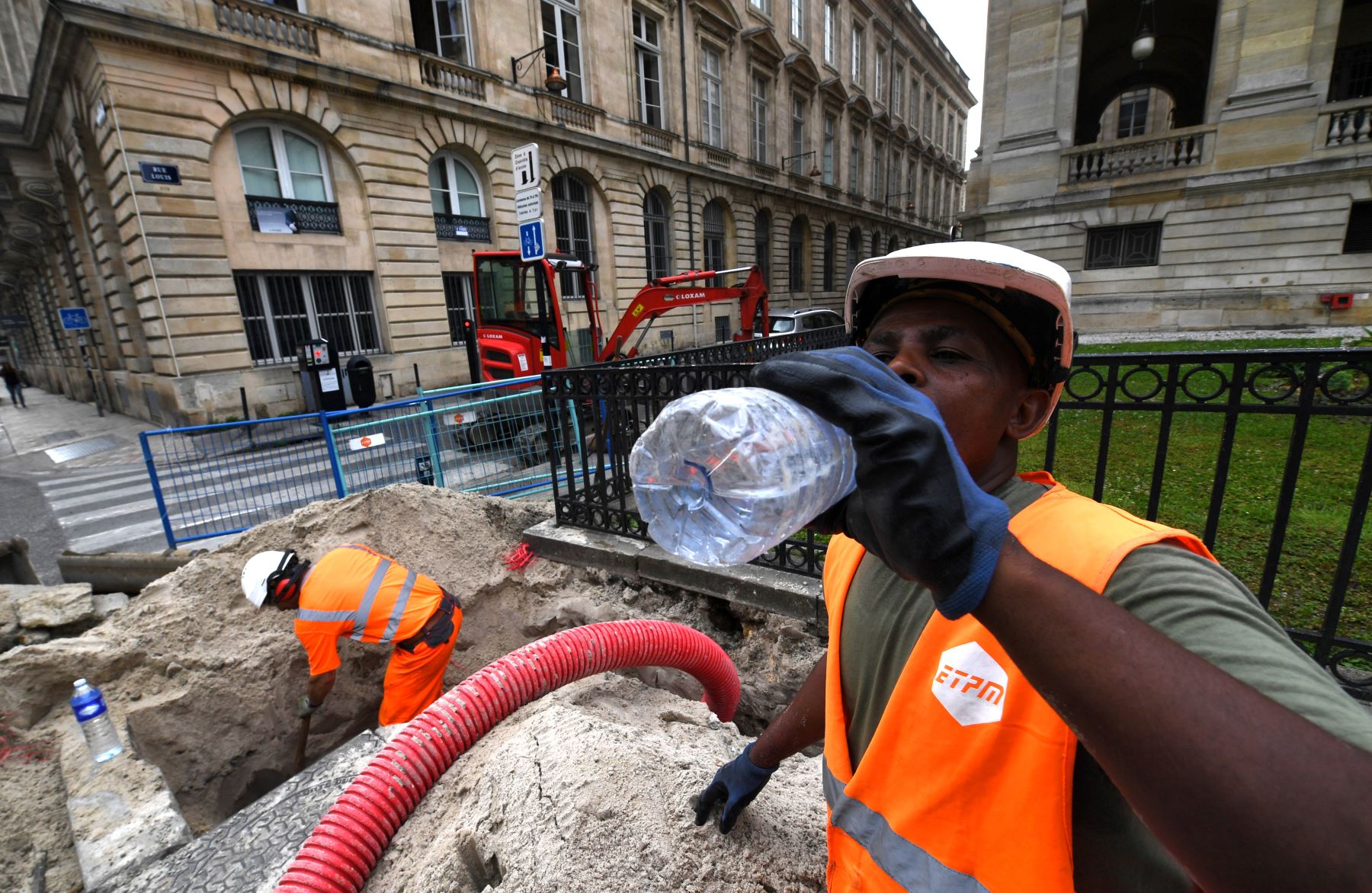 Un trabajador bebe agua mientras trabajaba en Burdeos, en el oeste de Francia, mientras las temperaturas suben a 35 grados centígrados. Foto: AFP