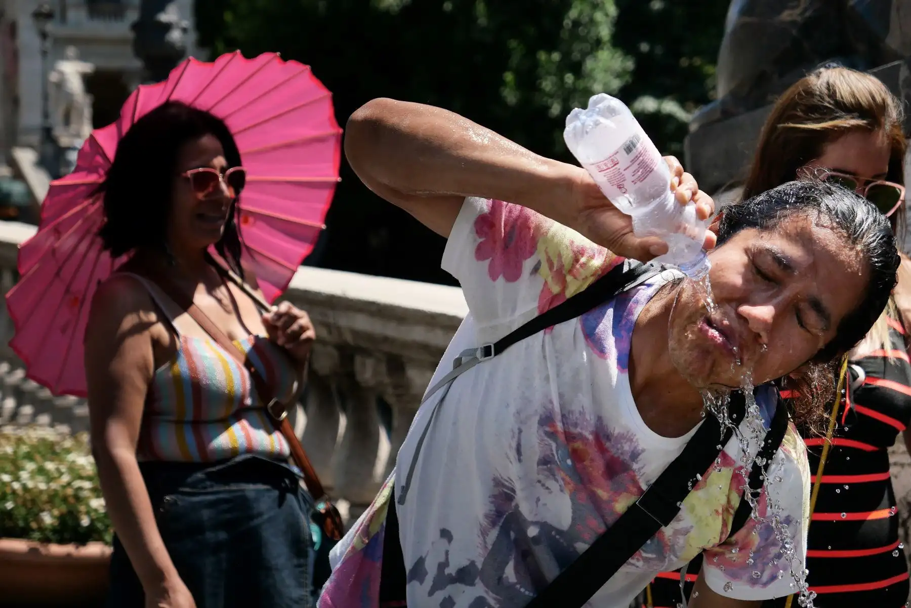 Un turista se refresca durante una inusual ola de calor a principios del verano en Roma. Foto: AFP