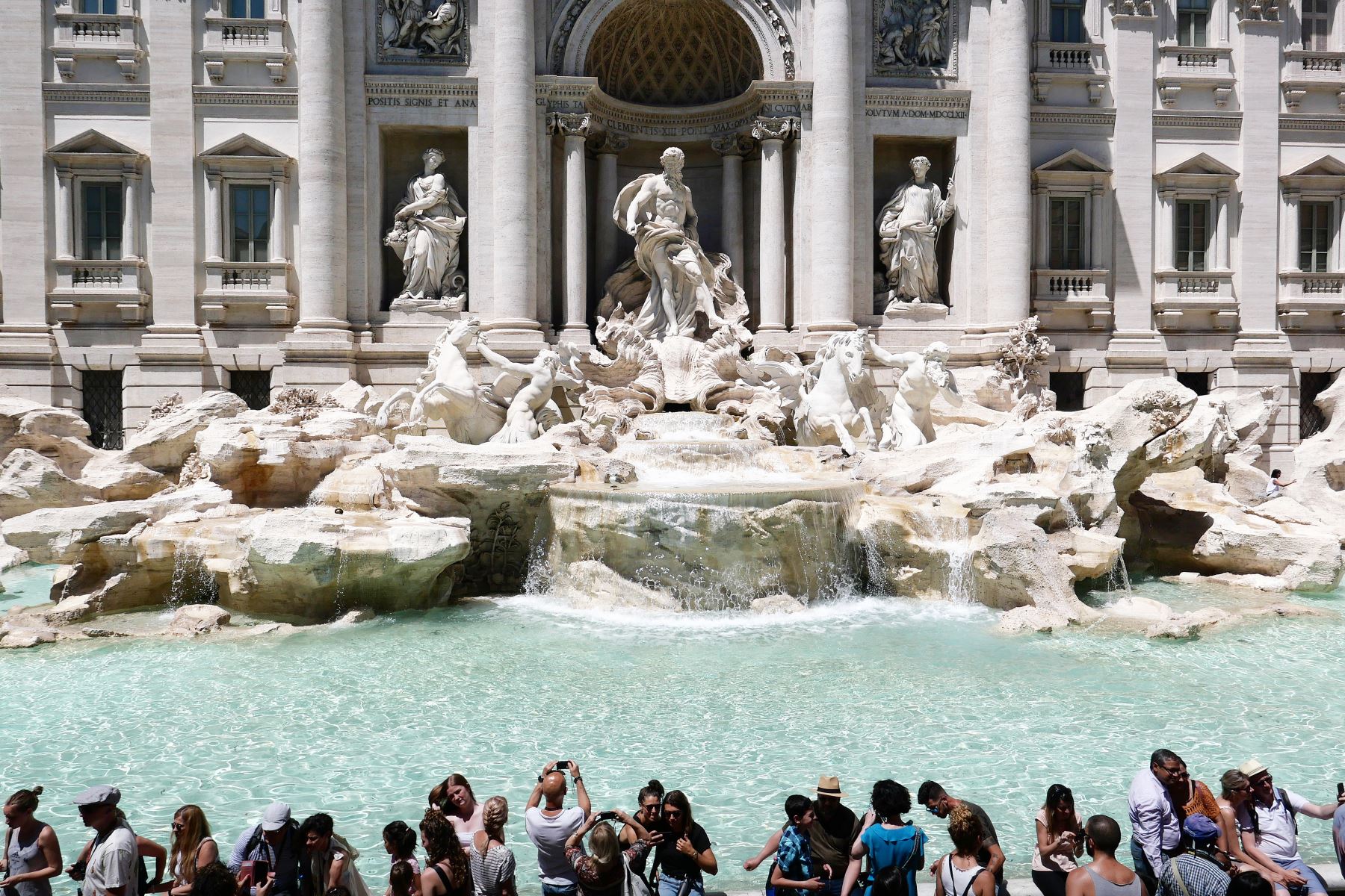 Los turistas se reúnen en la Fontana de Trevi durante una ola de calor inusualmente a principios del verano en Roma. Foto: AFP