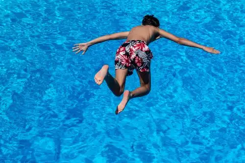 Especialista aconseja mantener distancia de 2 metros, no consumir alimentos ni bebidas, así como evitar compartir lentes de natación, flotadores y máscara de buceo (esnórquel).. Foto: AFP