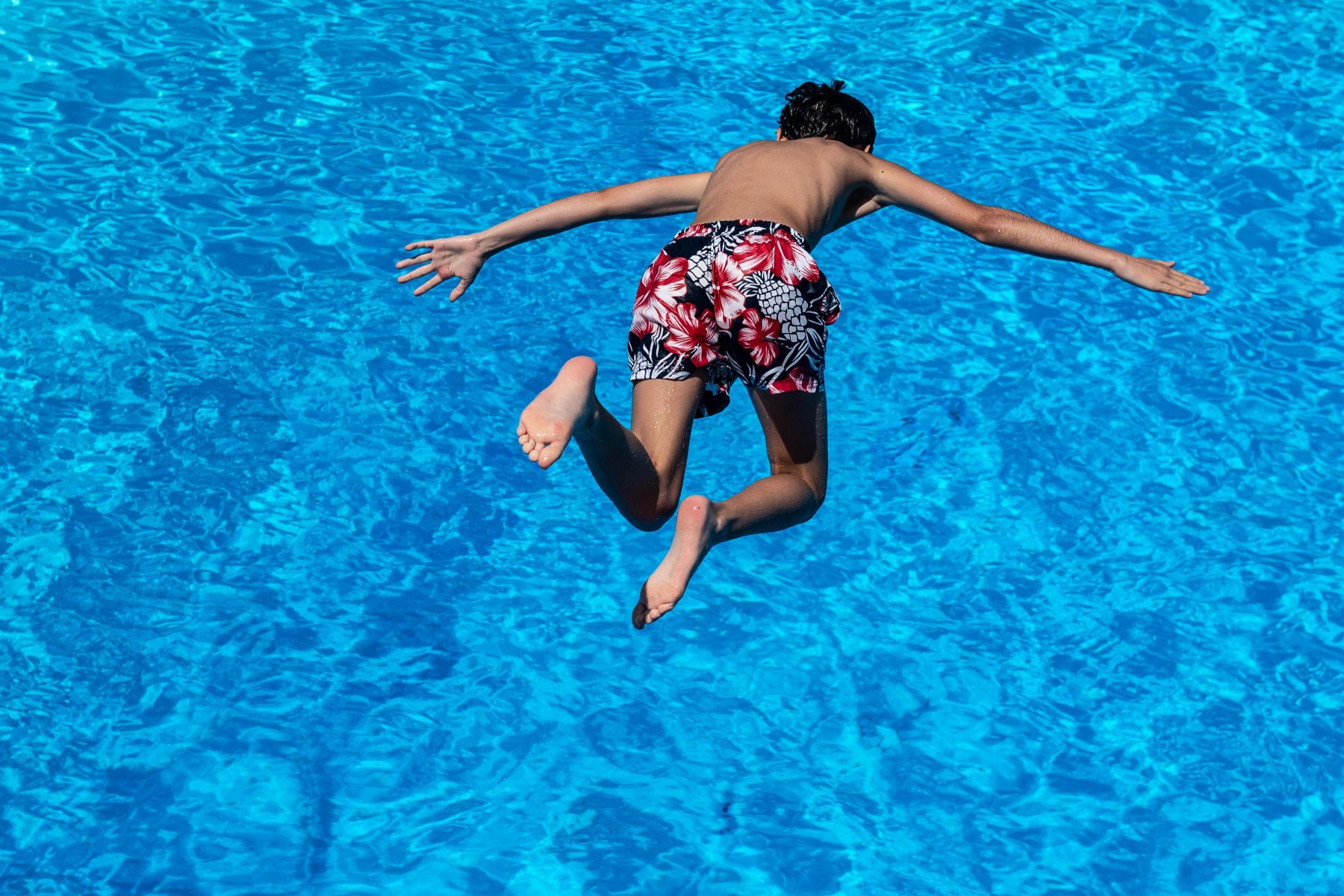 Covid-19: EsSalud brinda recomendaciones para prevenir el contagio en piscinas