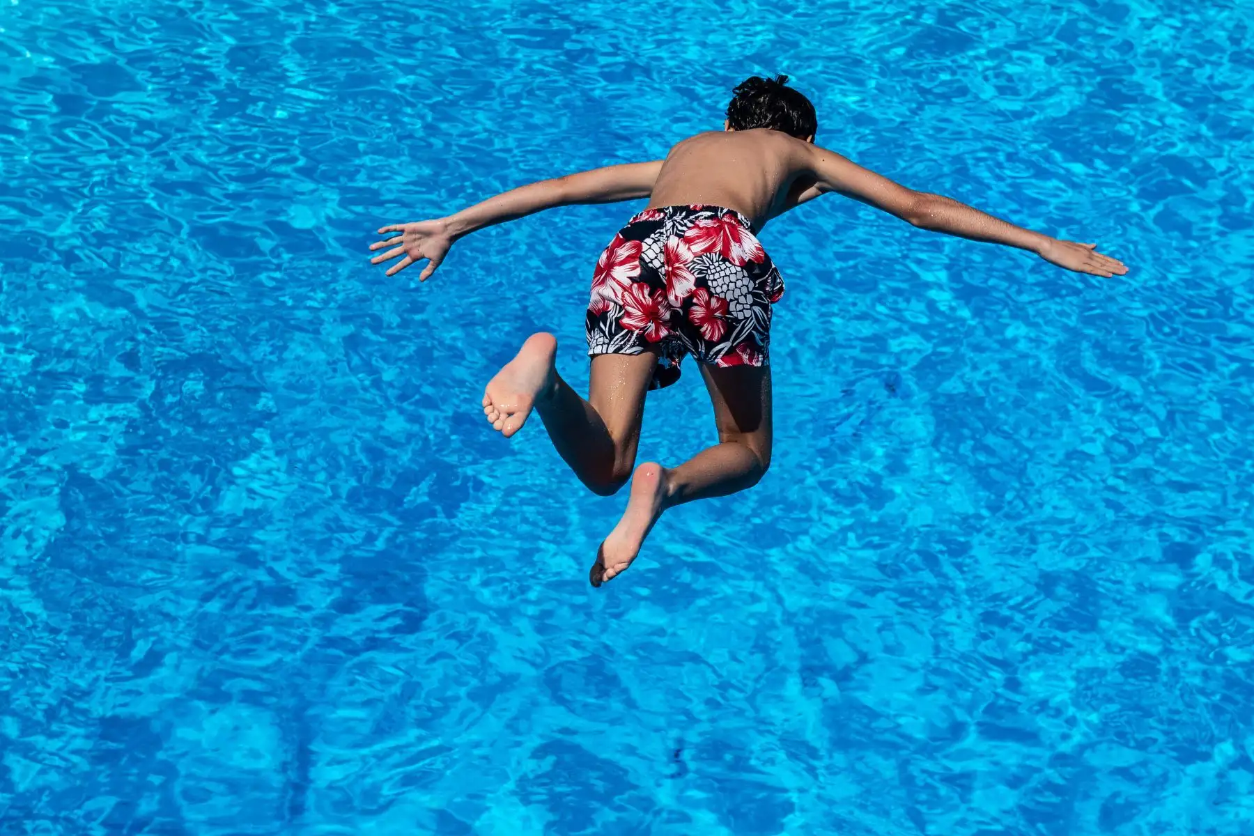 Un niño salta de un trampolín a una piscina en Goettingen, al oeste de Alemania, cuando las temperaturas alcanzaron los 33 grados centígrados. Foto: AFP