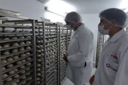 A fin de garantizar el cumplimiento de los estándares de inocuidad y salubridad de los alimentos consumidos por los escolares lambayecanos, el Ministerio de Desarrollo e Inclusión Social (Midis), a través del Programa Nacional de Alimentación Escolar Qali Warma, realizó una visita inopinada a plantas y almacenes de proveedores del programa social en dicha región.