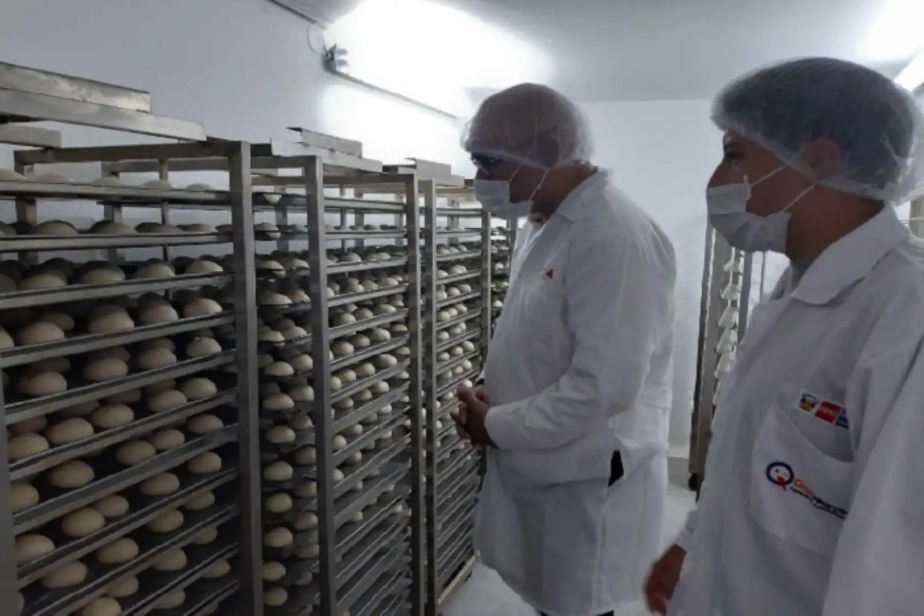 A fin de garantizar el cumplimiento de los estándares de inocuidad y salubridad de los alimentos consumidos por los escolares lambayecanos, el Ministerio de Desarrollo e Inclusión Social (Midis), a través del Programa Nacional de Alimentación Escolar Qali Warma, realizó una visita inopinada a plantas y almacenes de proveedores del programa social en dicha región.