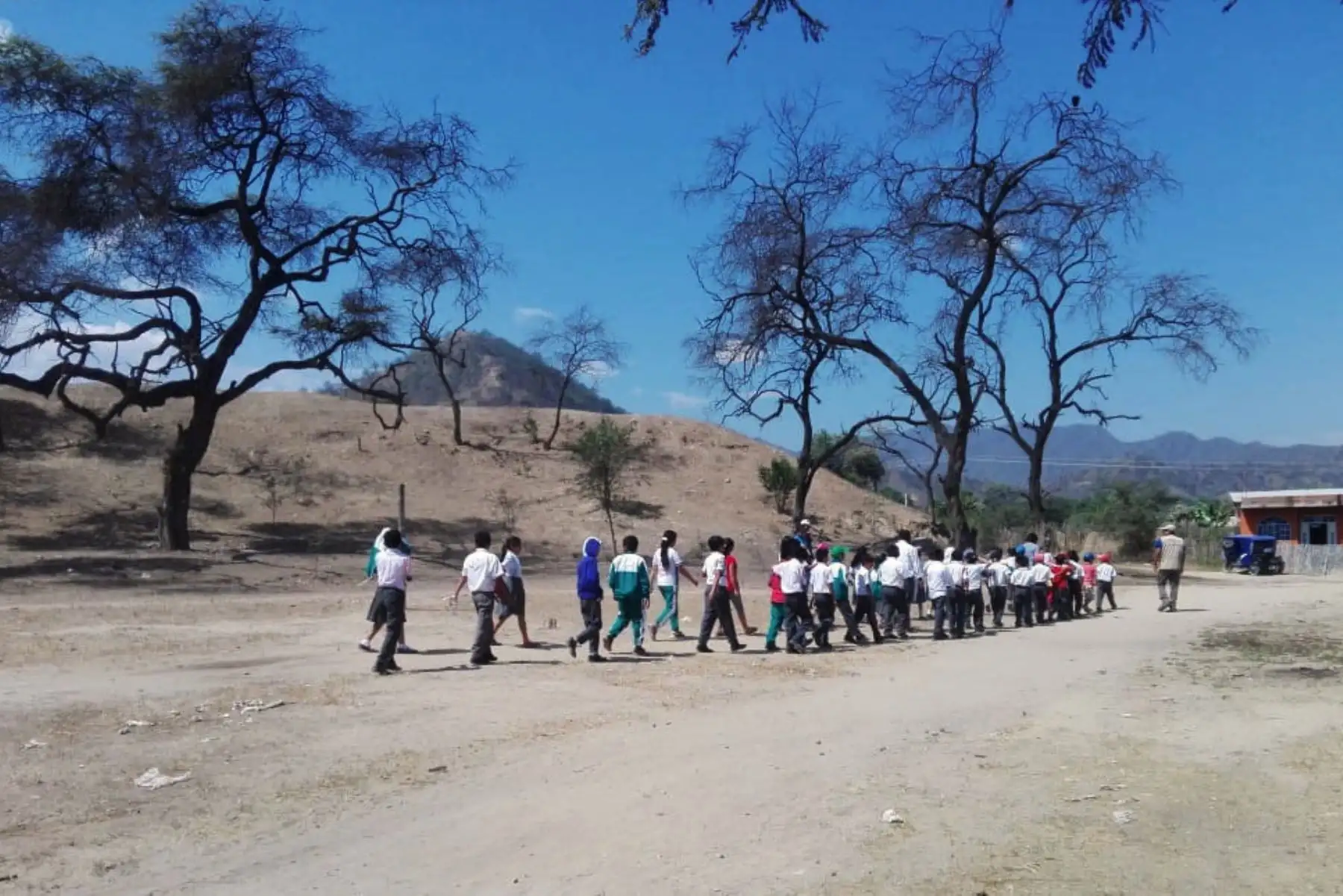 Escolares del caserío Palo Blanco (Lambayeque) se comprometieron a conservar el sitio arqueológico Palo Blanco de Motupe.