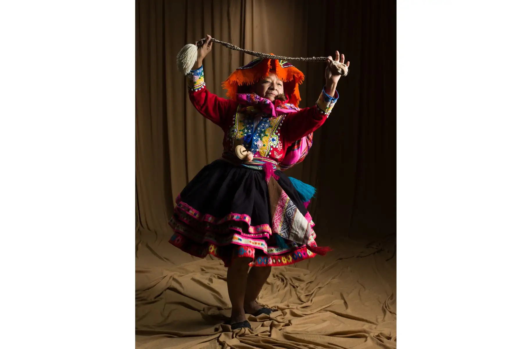 Exposición: Señor de Quyllur Rit’i. El Señor de la nieve brillante. Traje con tradición e identidad.
Foto: Cortesía Inti Pachurin