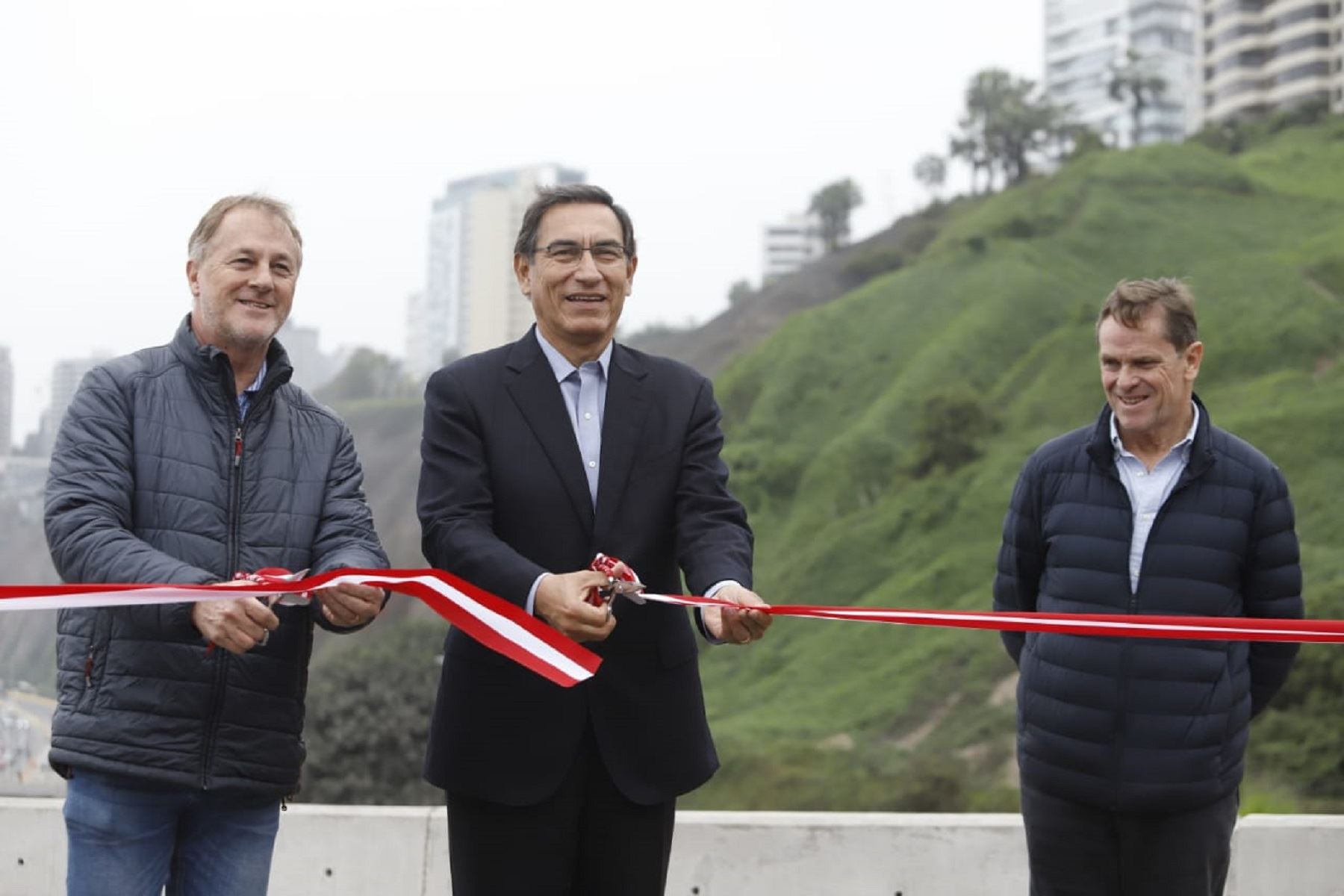 Presidente de la República, Martín Vizcarra, acompañando del alcalde de Lima, Jorge Muñoz y el presidente de Juegos 2019, Carlos Neauhus, inauguran viaducto Armendáriz. Foto: Presidencia.
