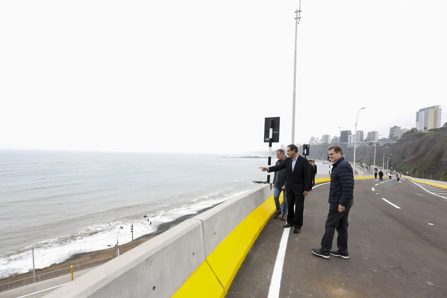 Presidente de la República, Martín Vizcarra, el alcalde de Lima, Jorge Muñoz y  Carlos Neuhaus, presidente de la Comisión Organizadora de los Juegos Panamericanos Lima 2019 participan de la inauguración del Viaducto Armendáriz. 
Foto: ANDINA/Prensa Presidencia Presidente de la República, Martín Vizcarra, el alcalde de Lima, Jorge Muñoz y  Carlos Neuhaus, presidente de la Comisión Organizadora de los Juegos Panamericanos Lima 2019 participan de la inauguración del Viaducto Armendáriz. 
Foto: ANDINA/Prensa Presidencia