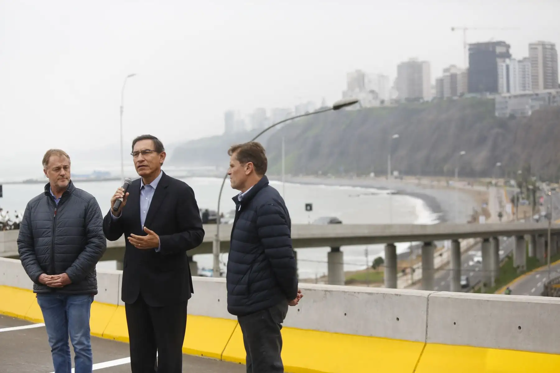 Presidente de la República, Martín Vizcarra, el alcalde de Lima, Jorge Muñoz y  Carlos Neuhaus, presidente de la Comisión Organizadora de los Juegos Panamericanos Lima 2019 participan de la inauguración del Viaducto Armendáriz. 
Foto: ANDINA/Prensa Presidencia Presidente de la República, Martín Vizcarra, el alcalde de Lima, Jorge Muñoz y  Carlos Neuhaus, presidente de la Comisión Organizadora de los Juegos Panamericanos Lima 2019 participan de la inauguración del Viaducto Armendáriz. 
Foto: ANDINA/Prensa Presidencia