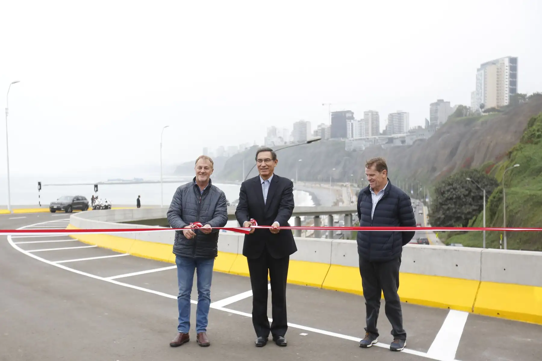 Presidente de la República, Martín Vizcarra, el alcalde de Lima, Jorge Muñoz y  Carlos Neuhaus, presidente de la Comisión Organizadora de los Juegos Panamericanos Lima 2019 participan de la inauguración del Viaducto Armendáriz. 
Foto: ANDINA/Prensa Presidencia Presidente de la República, Martín Vizcarra, el alcalde de Lima, Jorge Muñoz y  Carlos Neuhaus, presidente de la Comisión Organizadora de los Juegos Panamericanos Lima 2019 participan de la inauguración del Viaducto Armendáriz. 
Foto: ANDINA/Prensa Presidencia