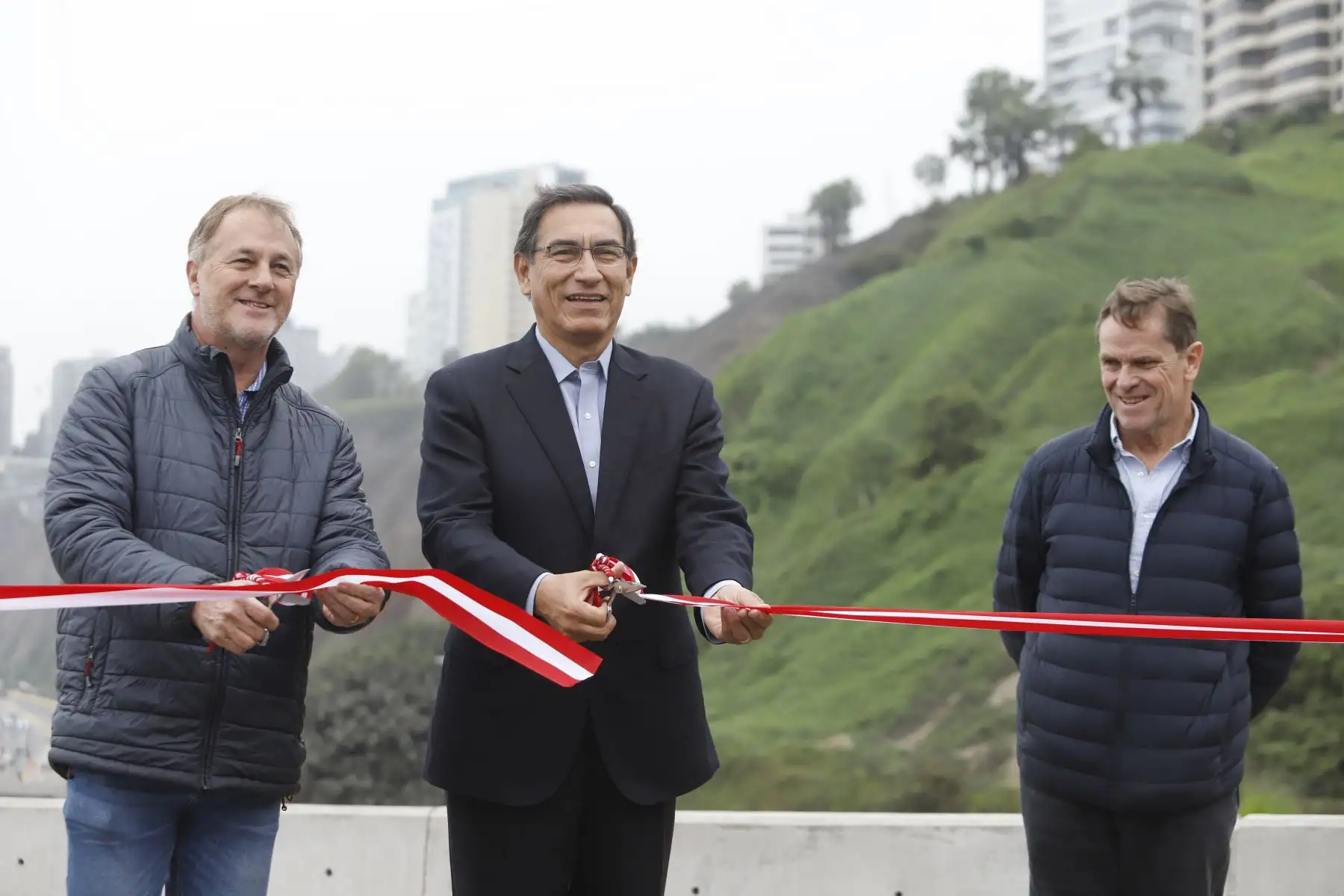 Presidente de la República, Martín Vizcarra, el alcalde de Lima, Jorge Muñoz y  Carlos Neuhaus, presidente de la Comisión Organizadora de los Juegos Panamericanos Lima 2019 participan de la inauguración del Viaducto Armendáriz. 
Foto: ANDINA/Prensa Presidencia Presidente de la República, Martín Vizcarra, el alcalde de Lima, Jorge Muñoz y  Carlos Neuhaus, presidente de la Comisión Organizadora de los Juegos Panamericanos Lima 2019 participan de la inauguración del Viaducto Armendáriz. 
Foto: ANDINA/Prensa Presidencia