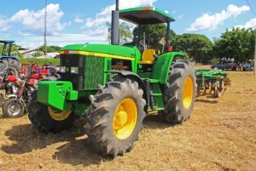 Los 672 productores que conforman la Asociación de Productores de maíz amarillo duro de Bellavista, la Cooperativa Agropecuaria El Dorado y la Asociación Agropecuaria Sumaq Sara de Picota, recibieron tractores y otros bienes cofinanciados por el Ministerio de Agricultura y Riego (Minagri), a través del Programa de Compensaciones para la Competitividad (Agroideas).