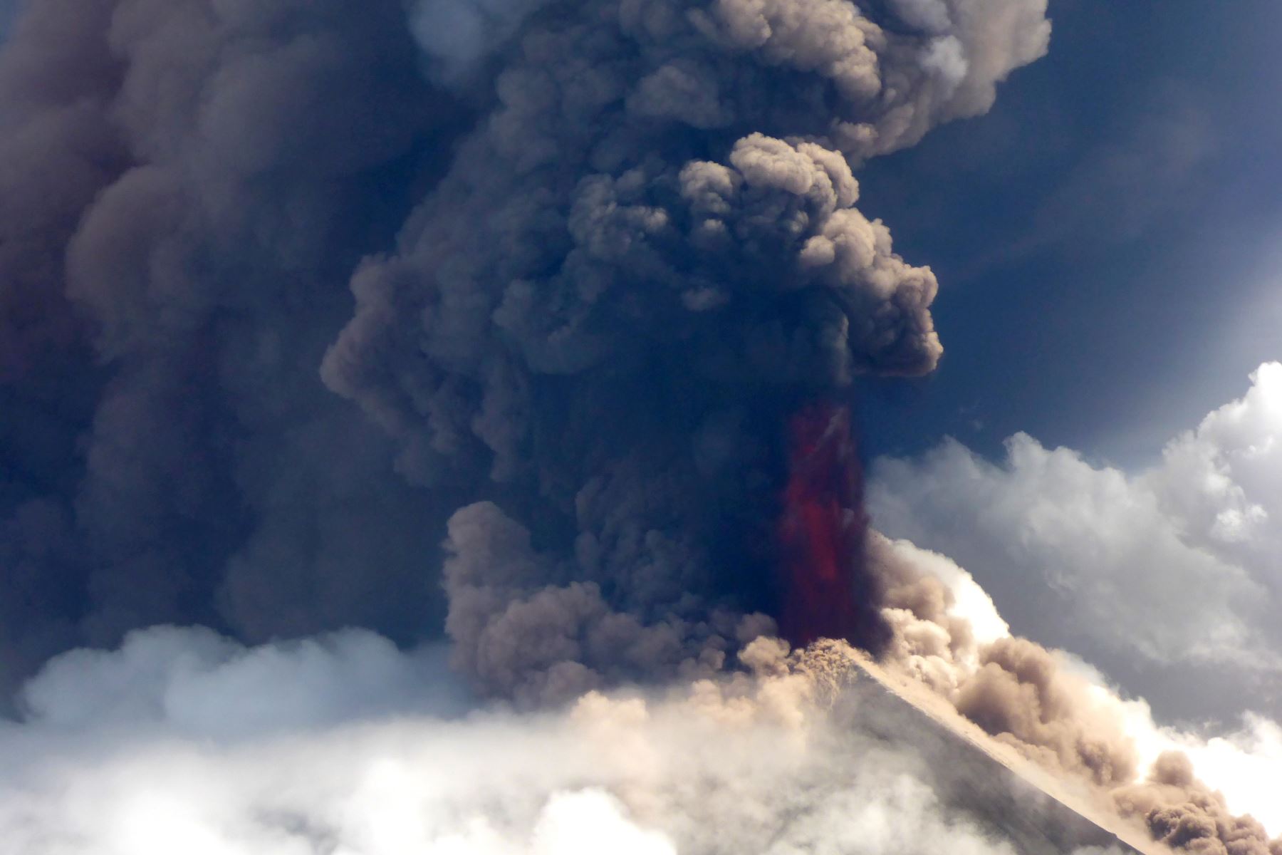 Fotografía tomada desde un helicóptero muestra al volcán Ulawun de Papua Nueva Guinea arrojando lava. Foto: AFP