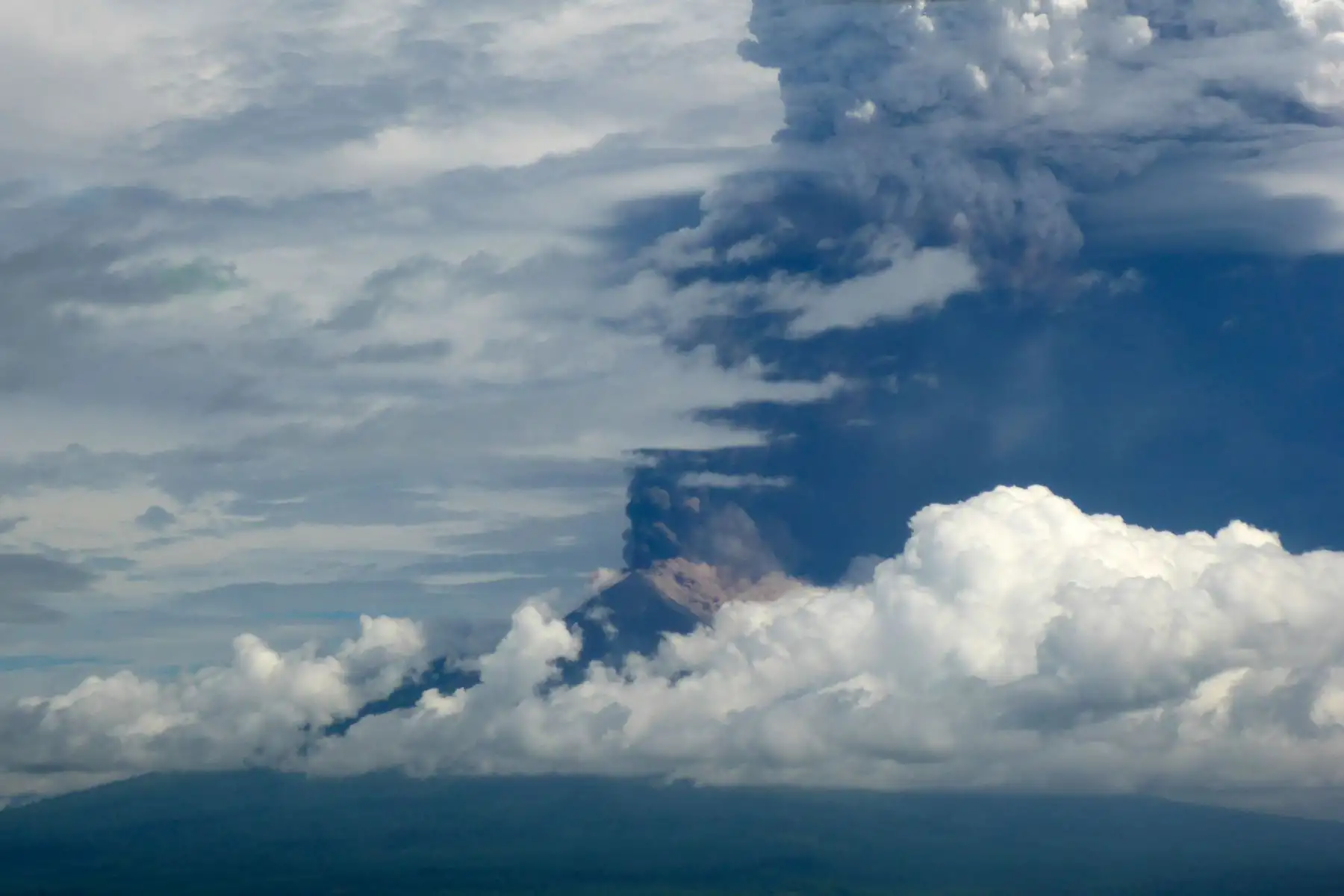 Fotografía tomada desde un helicóptero muestra al volcán Ulawun de Papua Nueva Guinea arrojando lava. Foto: AFP