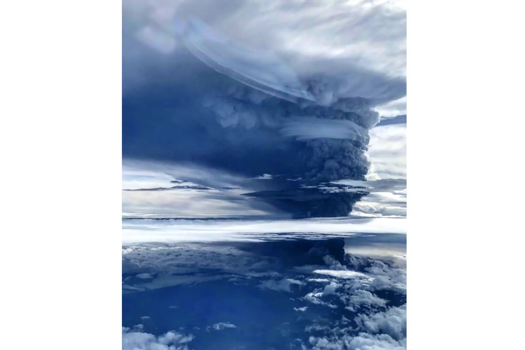 La explosión del volcán Ulawun, alcanzó una altura de 16.9 kilómetros. Foto: Eroli Tamara (Facebook)