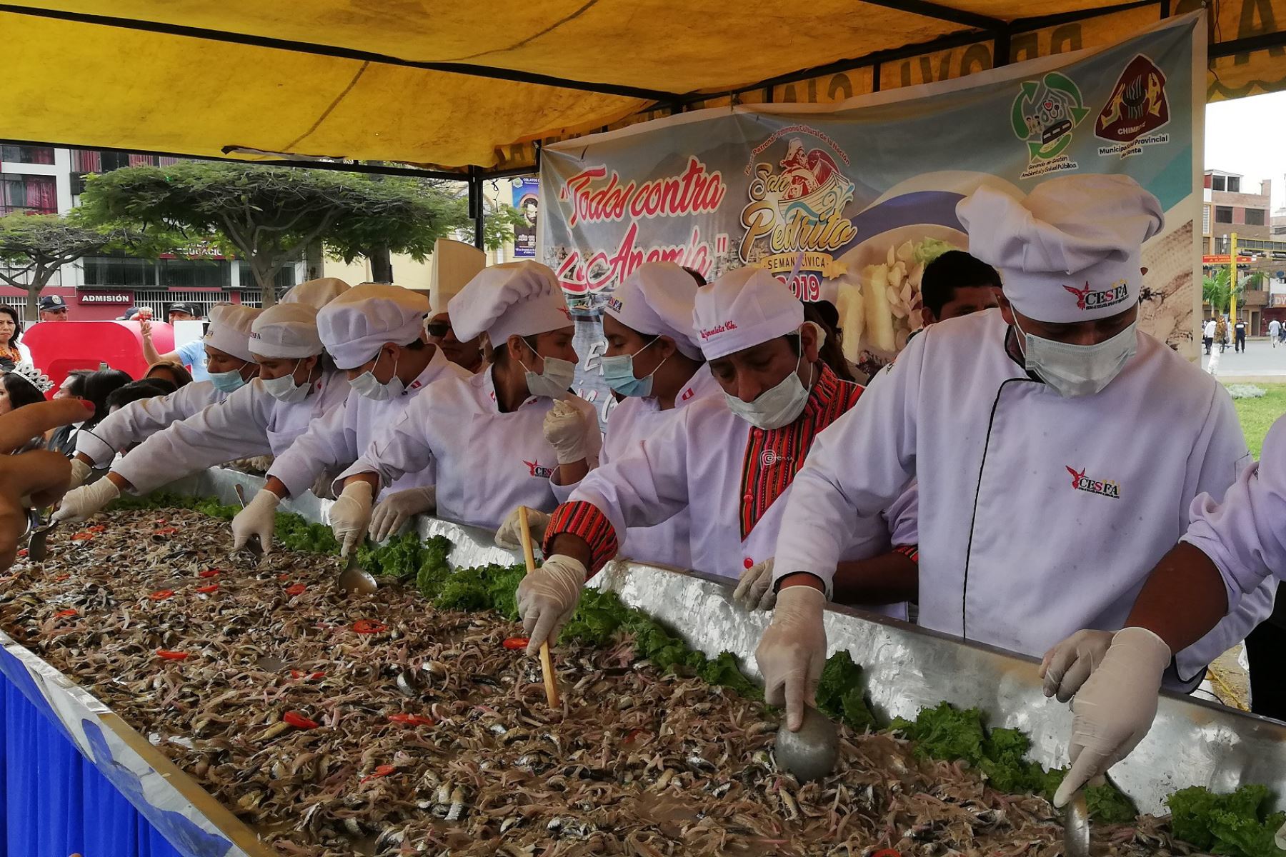 Con media tonelada de anchoveta se preparó el cebiche más grande de Chimbote, como parte de las actividades programadas en honor a San Pedrito.