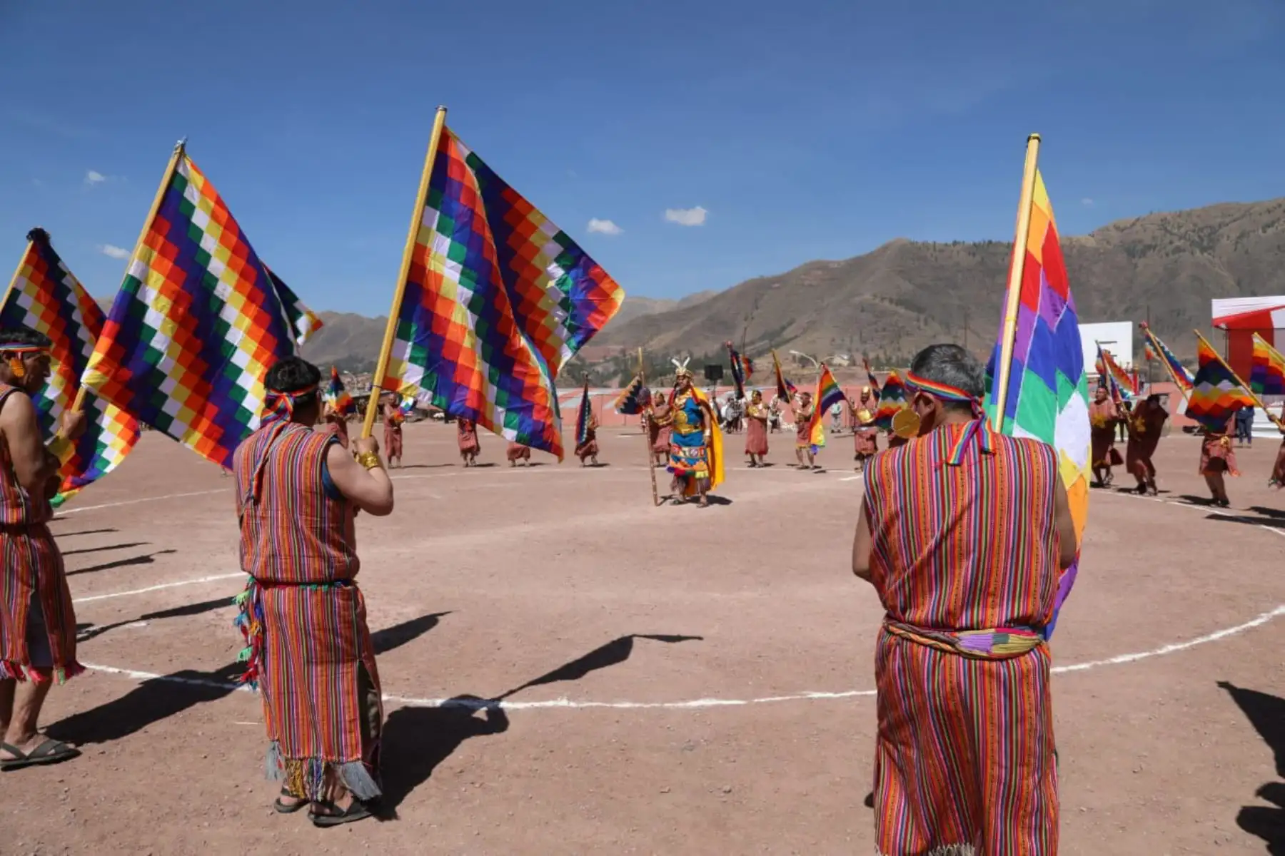 Más de 300 internos artistas escenificaron hoy en la explanada del penal Cusco Varones la fiesta incaica “Llactaman Cutiriq Raymy” palabra quechua que significa “Vuelve la fiesta a mi pueblo”en el ex penal de Quencoro.
Foto: Cortesía MINJUS