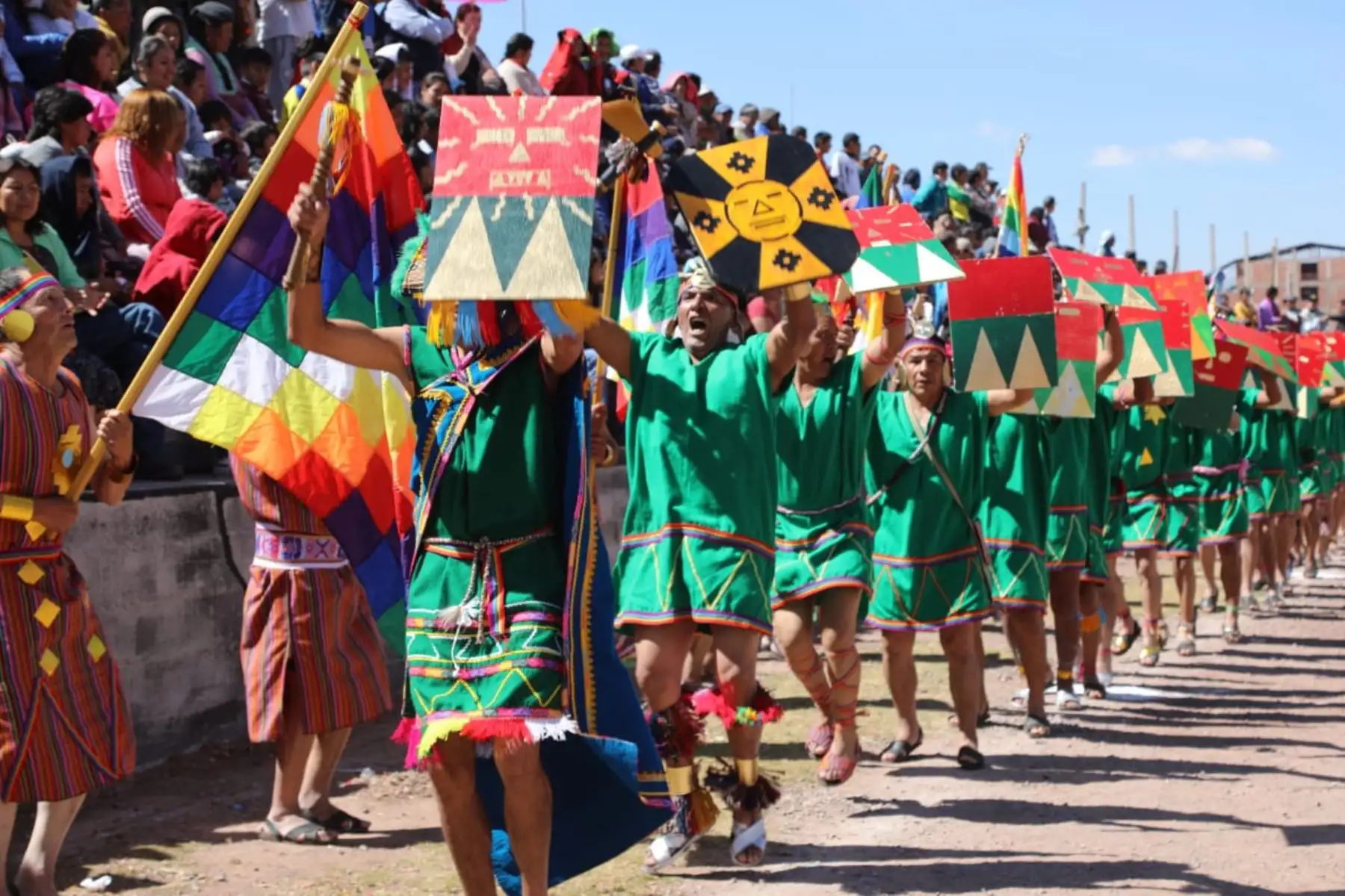 Más de 300 internos artistas escenificaron hoy en la explanada del penal Cusco Varones la fiesta incaica “Llactaman Cutiriq Raymy” palabra quechua que significa “Vuelve la fiesta a mi pueblo”en el ex penal de Quencoro.
Foto: Cortesía MINJUS