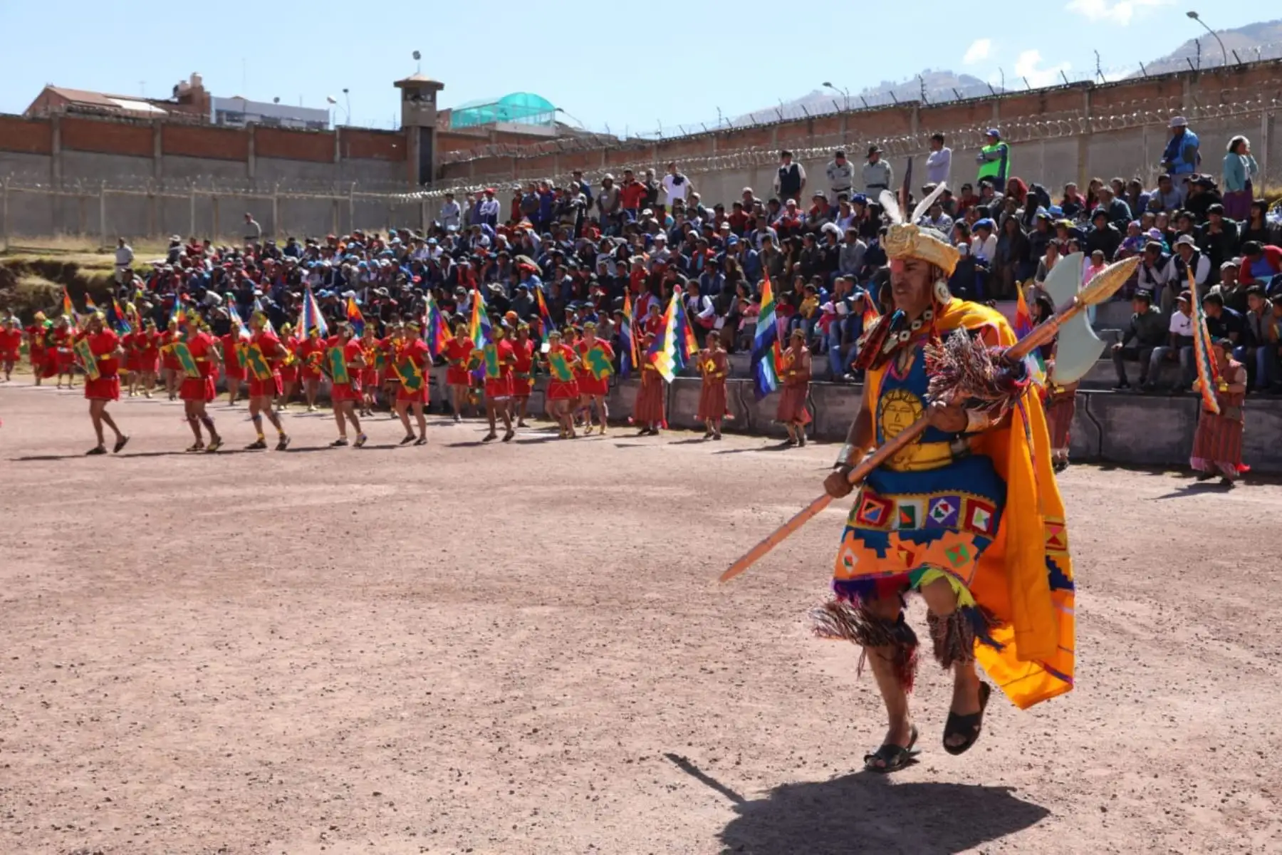 Más de 300 internos artistas escenificaron hoy en la explanada del penal Cusco Varones la fiesta incaica “Llactaman Cutiriq Raymy” palabra quechua que significa “Vuelve la fiesta a mi pueblo”en el ex penal de Quencoro.
Foto: Cortesía MINJUS