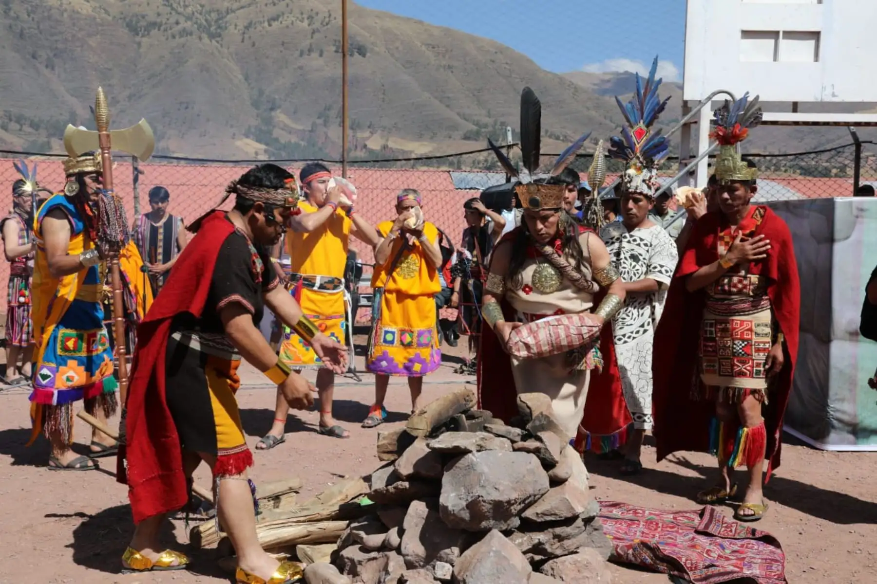 Más de 300 internos artistas escenificaron hoy en la explanada del penal Cusco Varones la fiesta incaica “Llactaman Cutiriq Raymy” palabra quechua que significa “Vuelve la fiesta a mi pueblo”en el ex penal de Quencoro.
Foto: Cortesía MINJUS