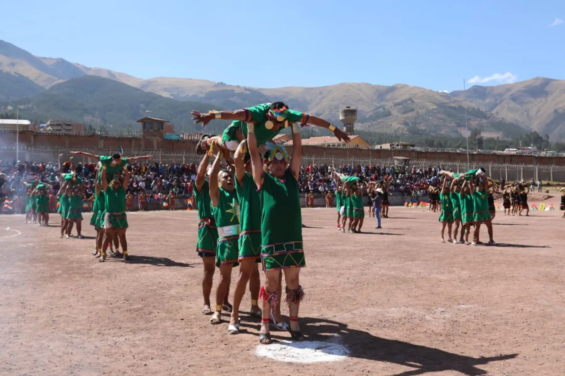 Más de 300 internos artistas escenificaron hoy en la explanada del penal Cusco Varones la fiesta incaica “Llactaman Cutiriq Raymy” palabra quechua que significa “Vuelve la fiesta a mi pueblo”en el ex penal de Quencoro.
Foto: Cortesía MINJUS