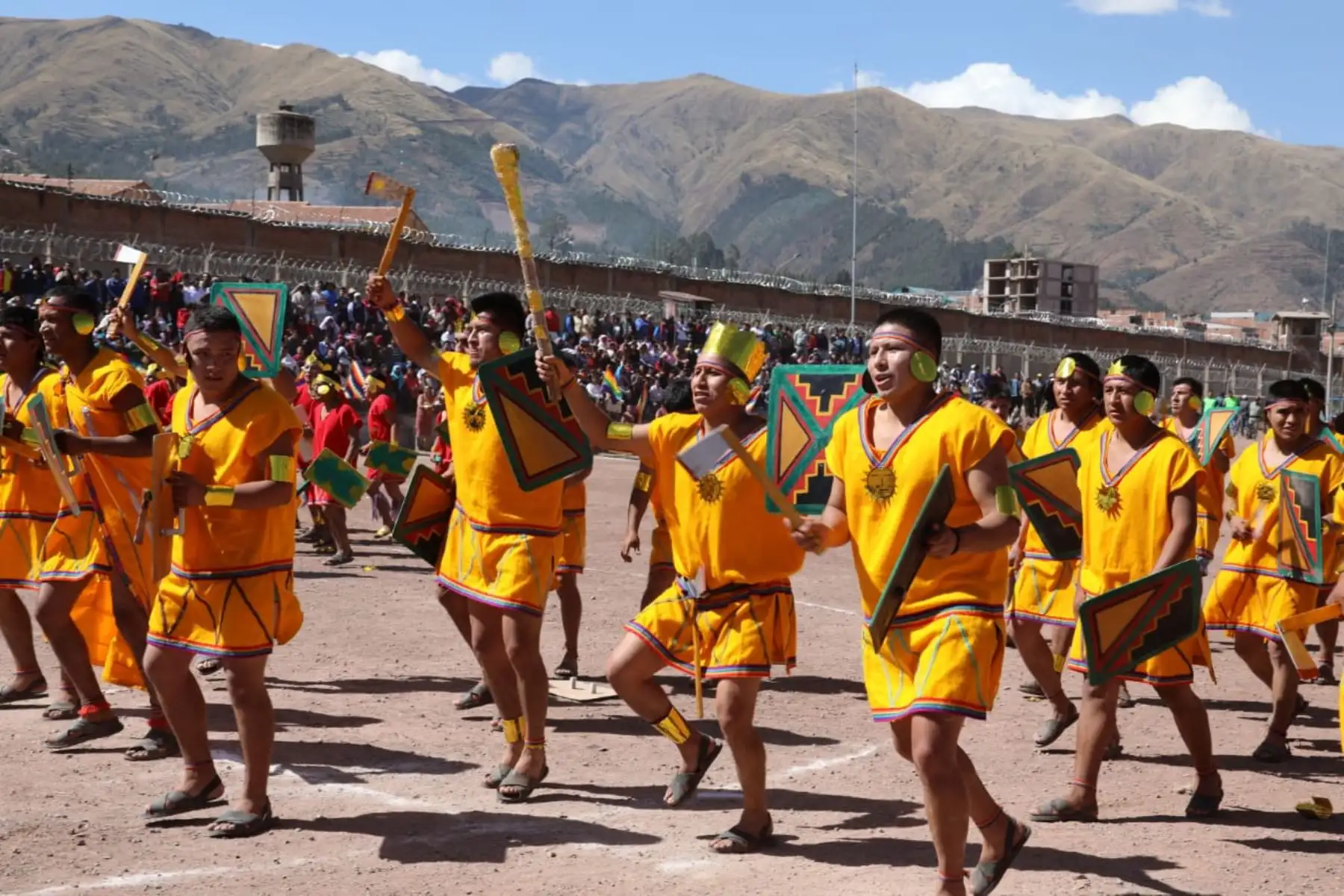 Más de 300 internos artistas escenificaron hoy en la explanada del penal Cusco Varones la fiesta incaica “Llactaman Cutiriq Raymy” palabra quechua que significa “Vuelve la fiesta a mi pueblo”en el ex penal de Quencoro.
Foto: Cortesía MINJUS