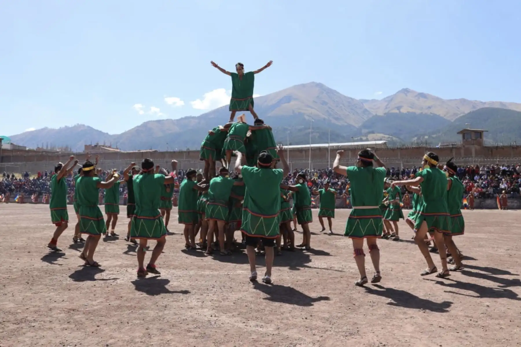 Más de 300 internos artistas escenificaron hoy en la explanada del penal Cusco Varones la fiesta incaica “Llactaman Cutiriq Raymy” palabra quechua que significa “Vuelve la fiesta a mi pueblo”en el ex penal de Quencoro. Foto: Cortesía MINJUS