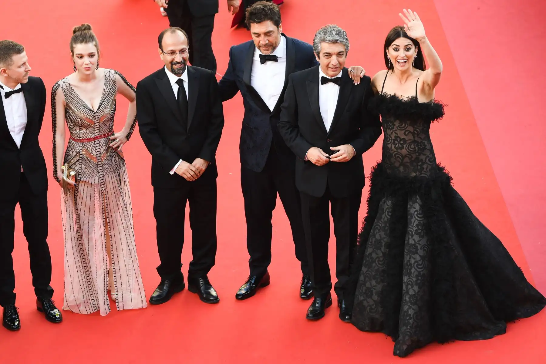 El productor francés Alexandre Mallet-Guy, la actriz española Carla Campra, la directora iraní Asghar Farhadi, el actor español Javier Bardem, el actor argentino Ricardo Darin y la actriz española Penélope Cruz posan para el 8 de mayo de 2018 para la proyección de la película " Todos Lo Saben "y la ceremonia de apertura de la 71 edición del Festival de Cine de Cannes en Cannes.
Foto: AFP