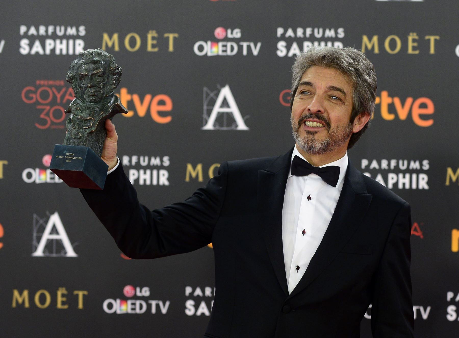 El actor argentino Ricardo Darin posa durante una sesión fotográfica luego de recibir el premio Goya al mejor actor por su papel en la película "Truman" en la 30 entrega de los premios de cine de Goya en Madrid.
Foto: AFP