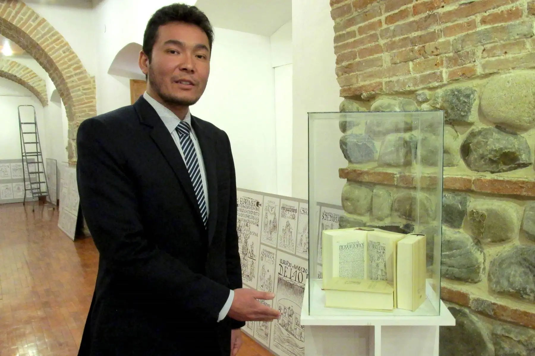 El encargado de Cultura y Asuntos Sociales de la Embajada de Perú en Bolivia, Jesús Chacaltana, muestra algunos de los tomos del manuscrito "Nueva crónica y buen Gobierno", del cronista indígena Felipe Huaman Poma de Ayala. Foto: EFE