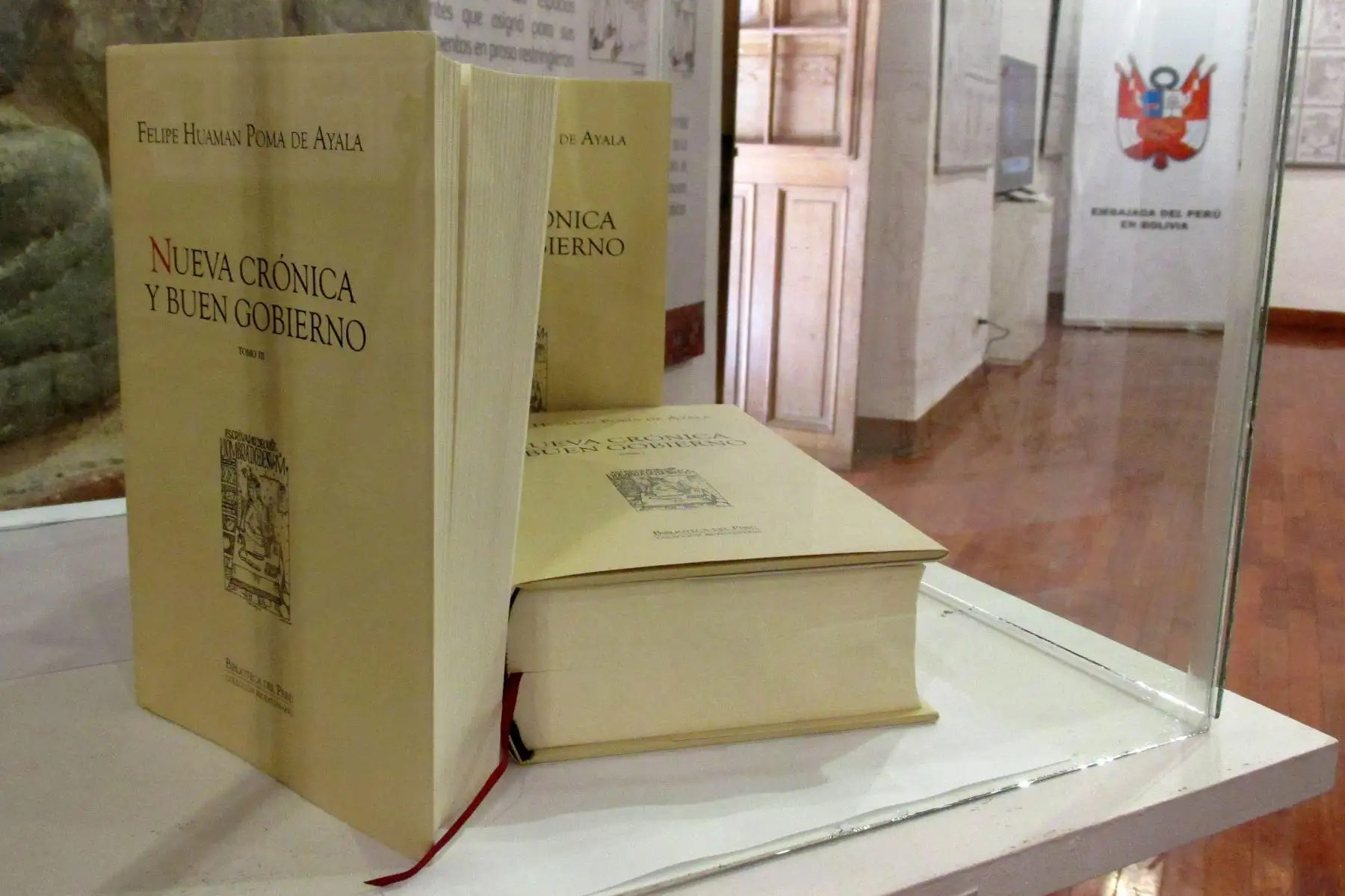 Fotografía a unas copias del manuscrito "Nueva crónica y buen Gobierno", del cronista indígena Felipe Huaman Poma de Ayala. Foto: EFE
