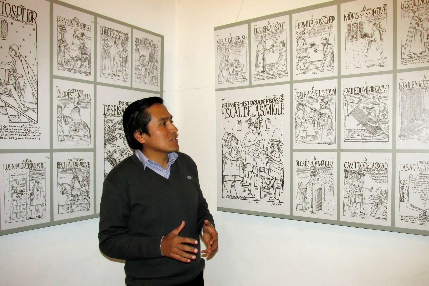 El administrador del Centro Cultural Museo San Francisco, Oscar León, muestra algunas ilustraciones del manuscrito "Nueva crónica y buen Gobierno", del cronista indígena Felipe Huaman Poma de Ayala. Foto: EFE