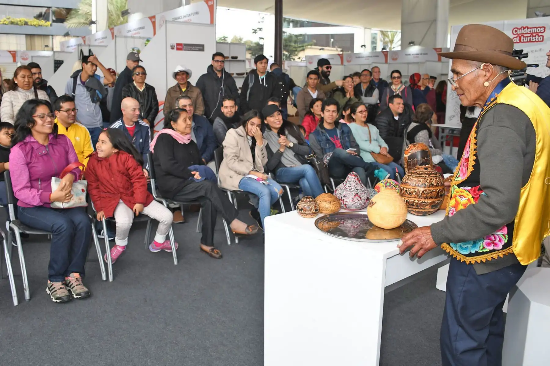 Para esta ocasión, la feria cuenta con 120 stands divididos en seis zonas identificados por animales: el chilalo, el colibrí, el zorro, el otorongo, el cóndor. También se cuenta con un área para artesanos reconocidos con el Premio Nacional Amautas de la Artesanía Peruana. Foto: ANDINA/ MINCETUR