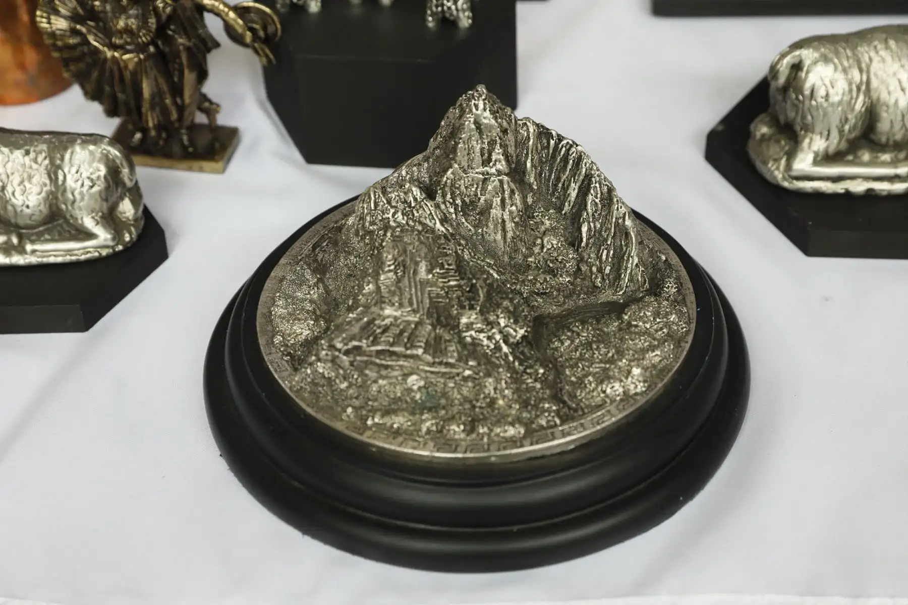 Los productos que se exhiben a los visitantes nacionales y extranjeros son hechos íntegramente a mano. Estos pertenecen a las líneas artesanales de cerámica, fibra vegetal, imaginería, mate, piedra tallada, pinturas, estampados y teñidos, textil, trabajo en cuero y pieles, trabajo en metales preciosos y no preciosos, vidrio y trabajos en madera. Foto: ANDINA/ MINCETUR