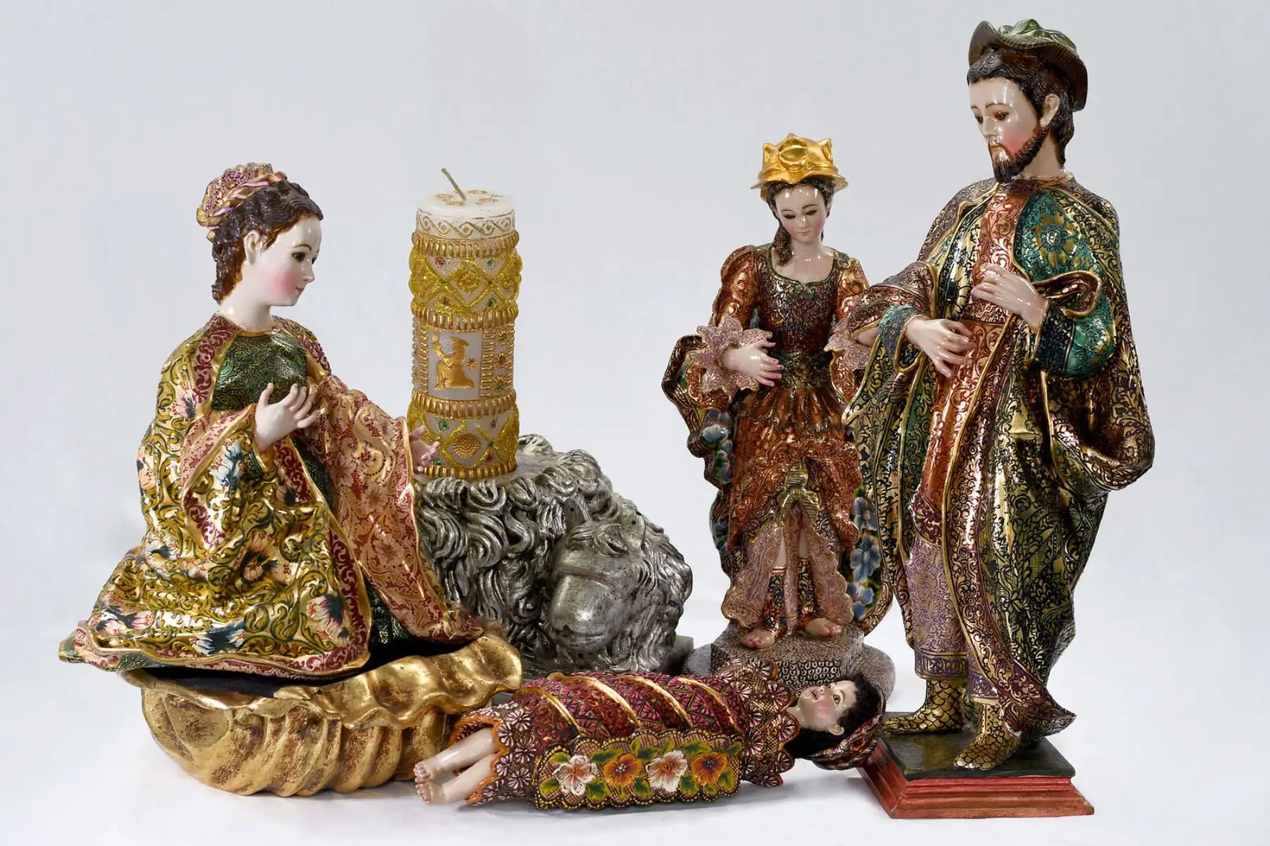 Los productos que se exhiben a los visitantes nacionales y extranjeros son hechos íntegramente a mano. Estos pertenecen a las líneas artesanales de cerámica, fibra vegetal, imaginería, mate, piedra tallada, pinturas, estampados y teñidos, textil, trabajo en cuero y pieles, trabajo en metales preciosos y no preciosos, vidrio y trabajos en madera. Foto: ANDINA/ MINCETUR