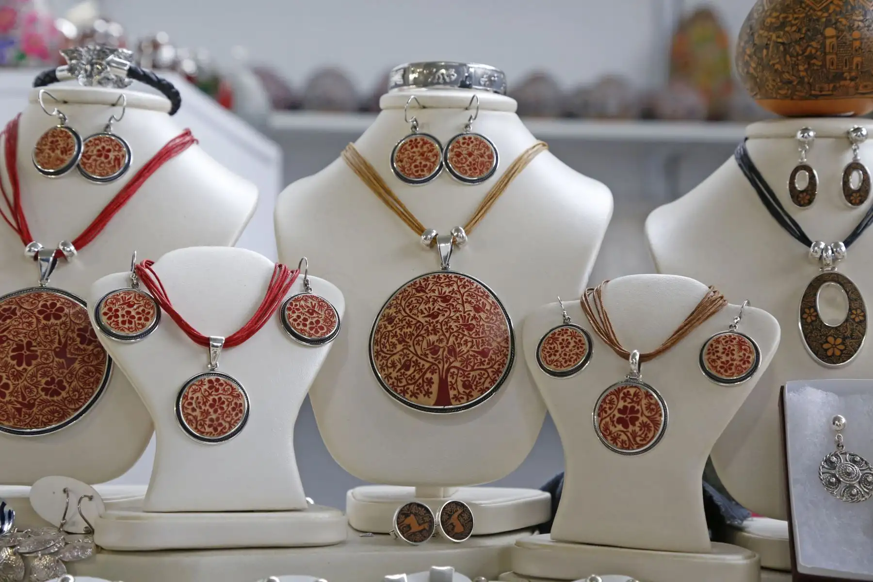 Los productos que se exhiben a los visitantes nacionales y extranjeros son hechos íntegramente a mano. Estos pertenecen a las líneas artesanales de cerámica, fibra vegetal, imaginería, mate, piedra tallada, pinturas, estampados y teñidos, textil, trabajo en cuero y pieles, trabajo en metales preciosos y no preciosos, vidrio y trabajos en madera. Foto: ANDINA/ MINCETUR