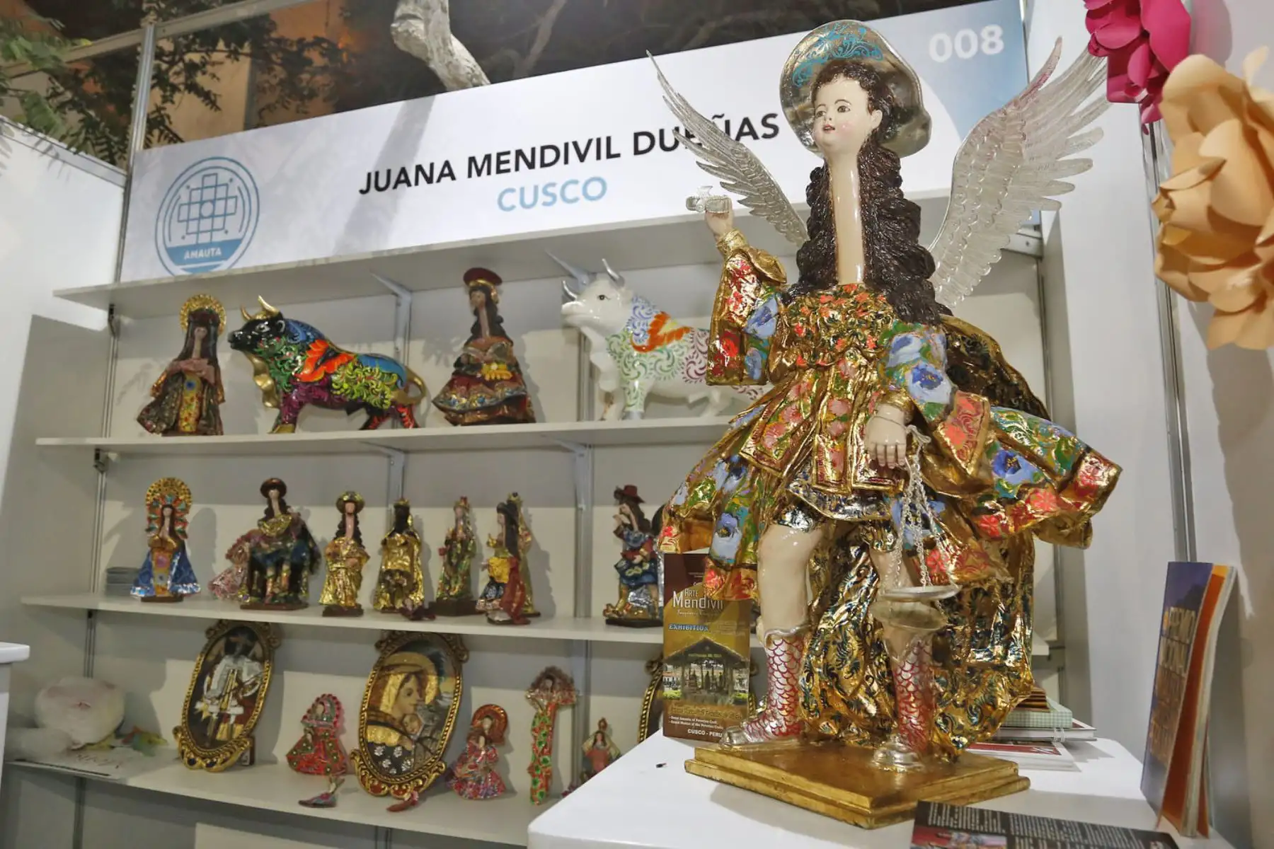 Los productos que se exhiben a los visitantes nacionales y extranjeros son hechos íntegramente a mano. Estos pertenecen a las líneas artesanales de cerámica, fibra vegetal, imaginería, mate, piedra tallada, pinturas, estampados y teñidos, textil, trabajo en cuero y pieles, trabajo en metales preciosos y no preciosos, vidrio y trabajos en madera. Foto: ANDINA/ MINCETUR