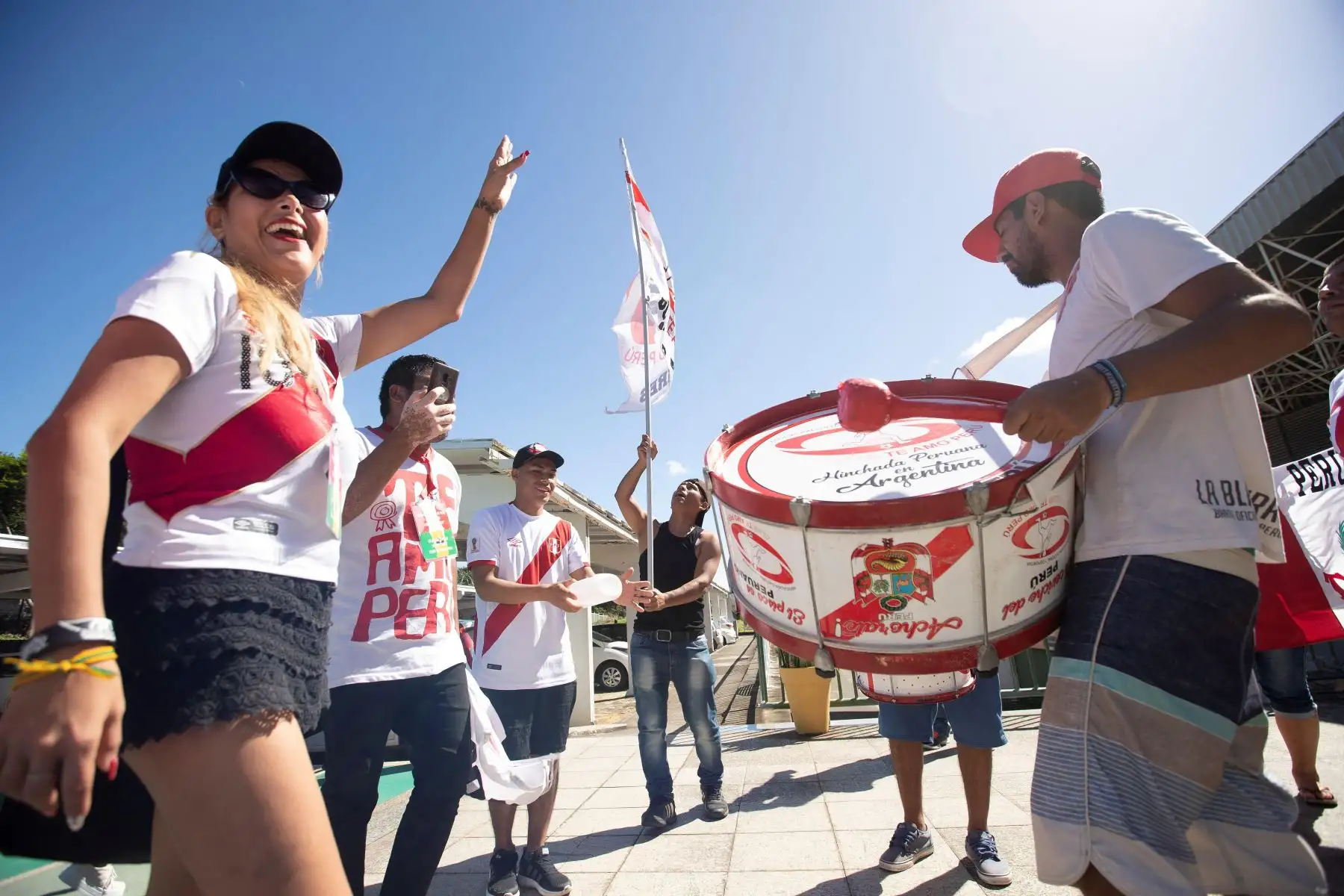 Aficionados peruanos hacen fiesta frente al estadio Pituaçú durante entreno del seleccionado de Perú en Salvador de Bahía. Foto: EFE