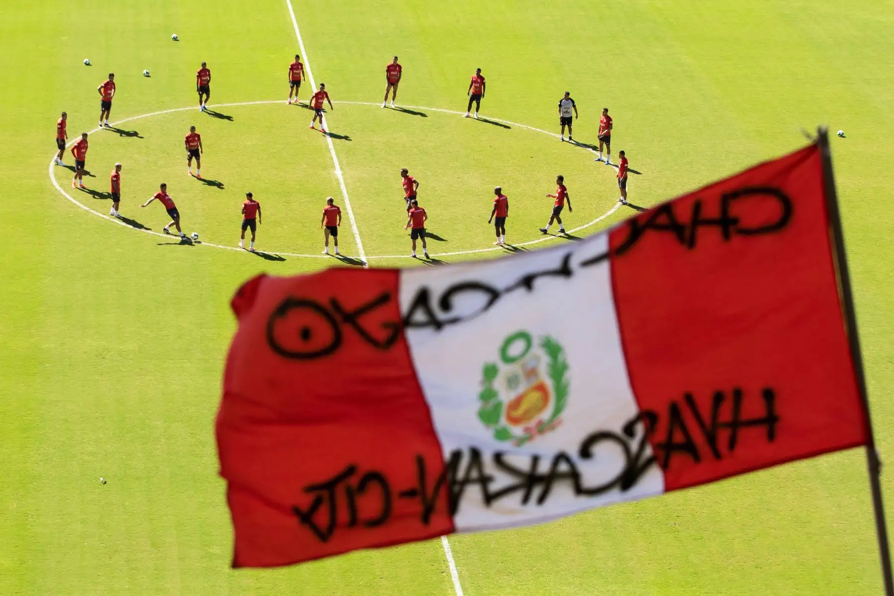 Jugadores de la selección de fútbol participan en un entrenamiento en el estadio de Pituaçu, en la ciudad de Salvador (Brasil). Perú se enfrenta a Uruguay por los cuartos de final de la Copa América 2019. Foto: EFE