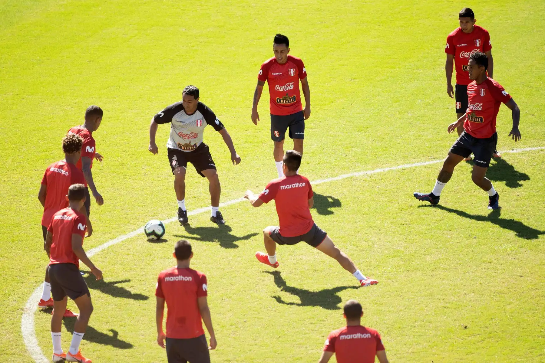 Jugadores de la selección de fútbol participan en un entrenamiento en el estadio de Pituaçu, en la ciudad de Salvador (Brasil). Perú se enfrenta a Uruguay por los cuartos de final de la Copa América 2019. Foto: EFE