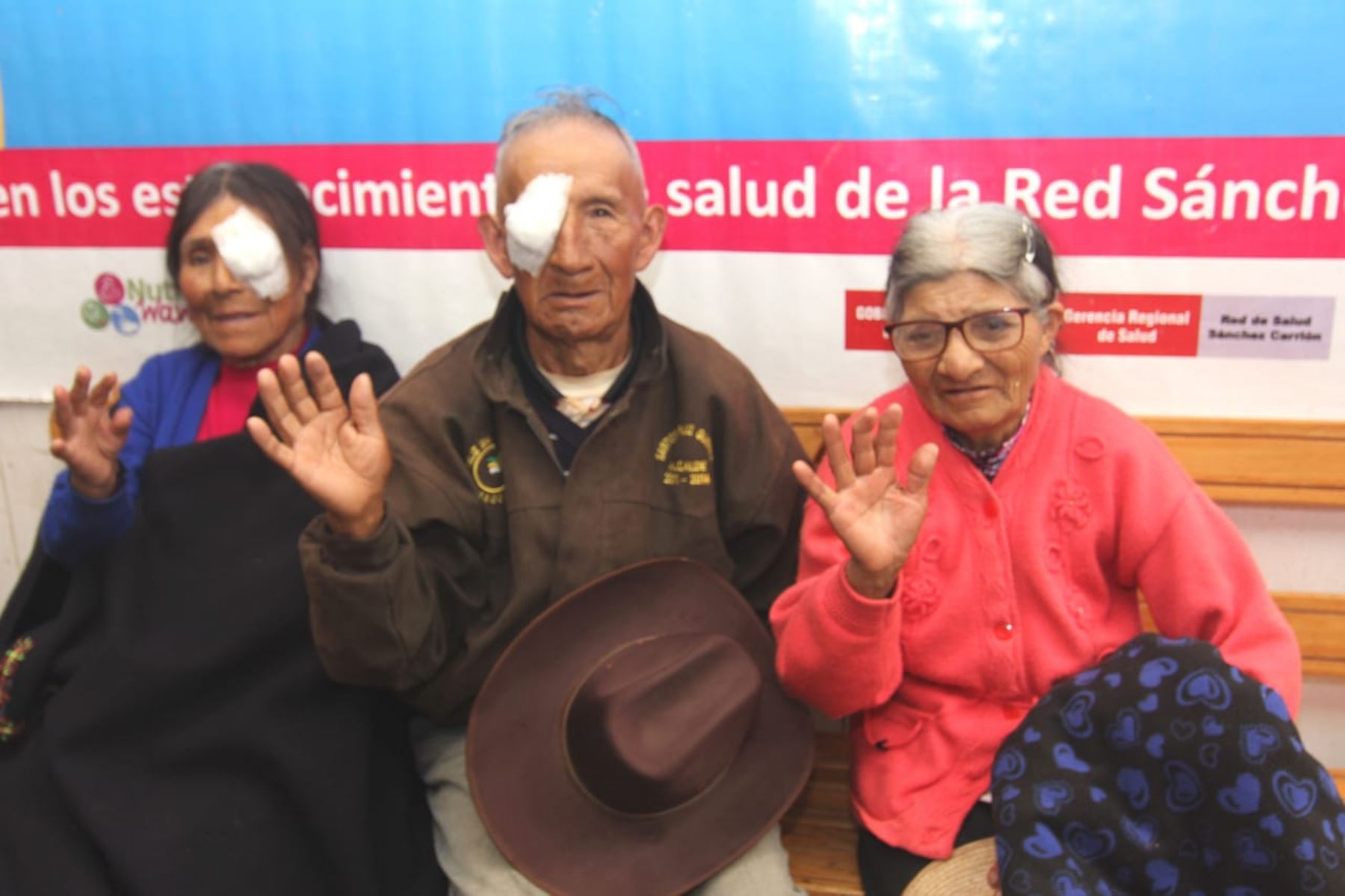 Cuarenta usuarias y usuarios del programa Pensión 65 en región La Libertad fueron operados gratuitamente de cataratas para que recuperen la vista.