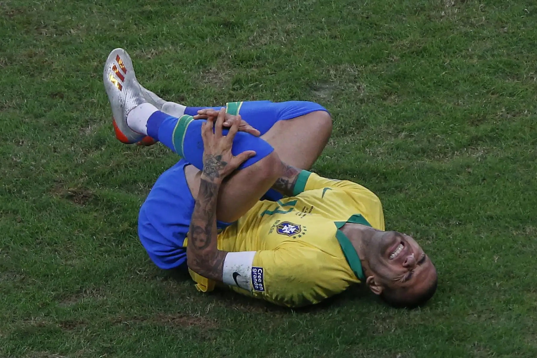 Dani Alves, de Brasil, hace gestos en el suelo luego de recibir una falta durante el partido de los cuartos de final del torneo de fútbol de la Copa América contra Paraguay en el Gremio Arena de Porto Alegre, Brasil.Foto: AFP